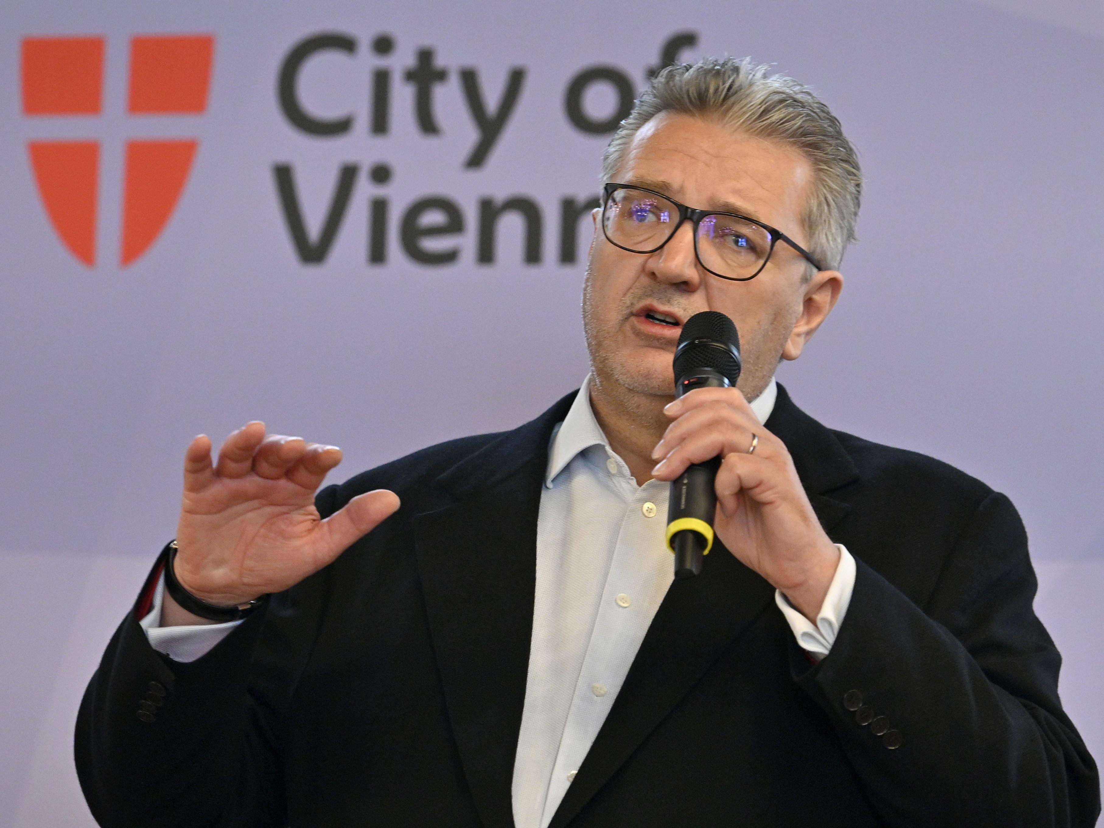 Gesundheitsstadtrat Peter Hacker (SPÖ) verteidigte am Mittwoch den Wiener Sonderweg bei der Corona-Maskenpflicht.