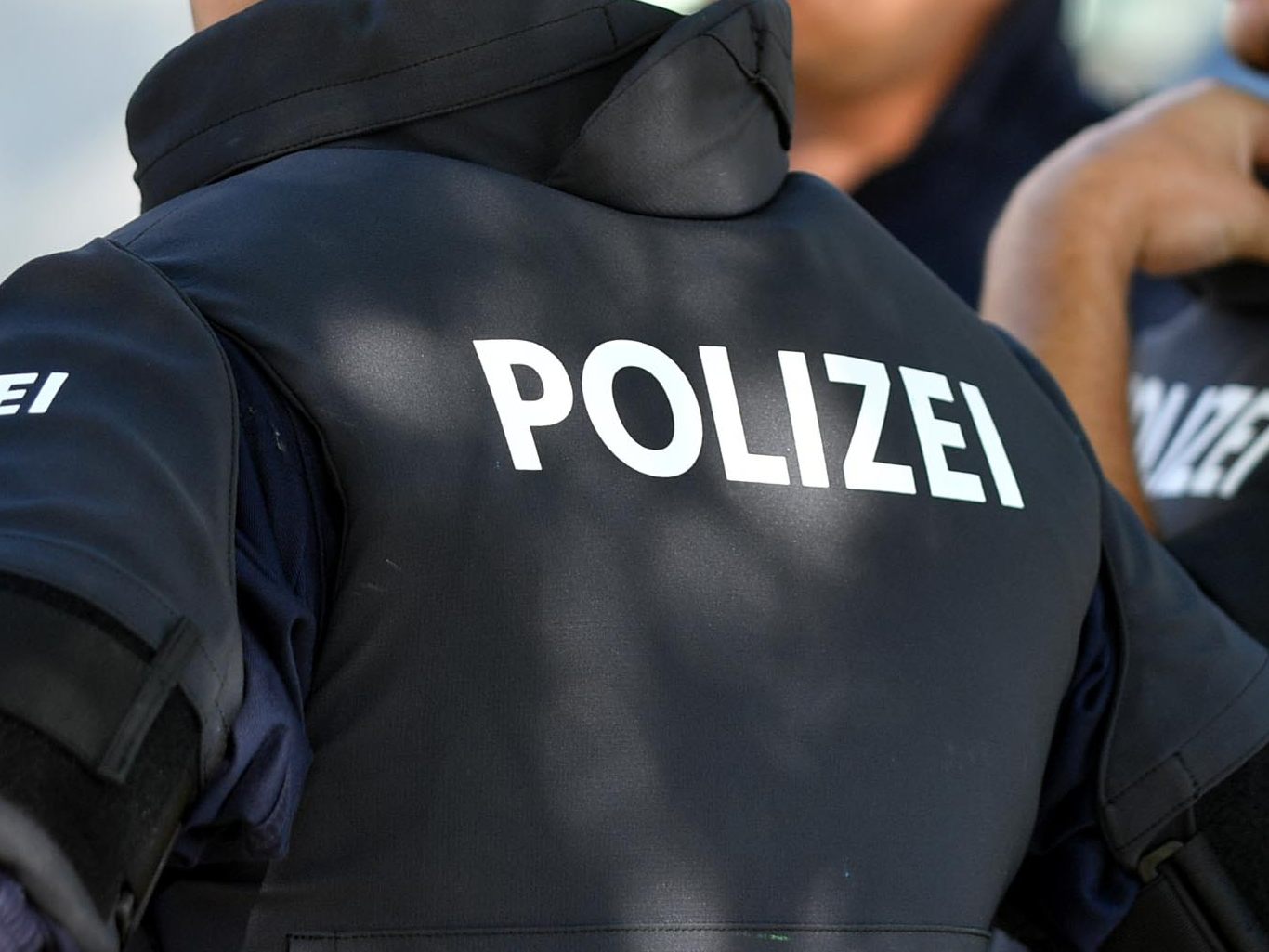 Die Polizei nahm einen 24-Jährigen fest, der seine Lebensgefärtin attackiert hatte.