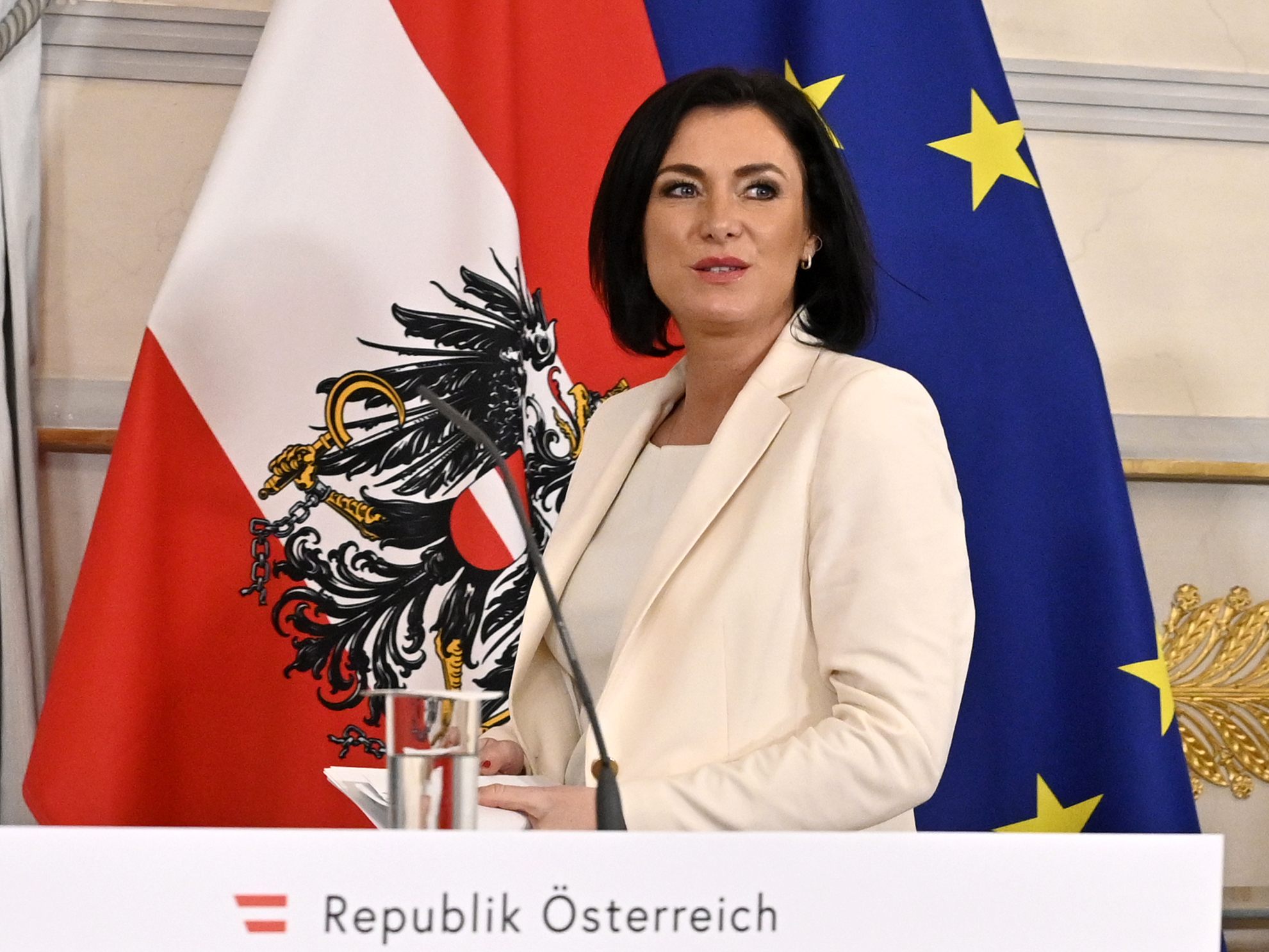 Landwirtschaftsministerin Eslibaeth Köstinger gab Rücktritt bekannt.