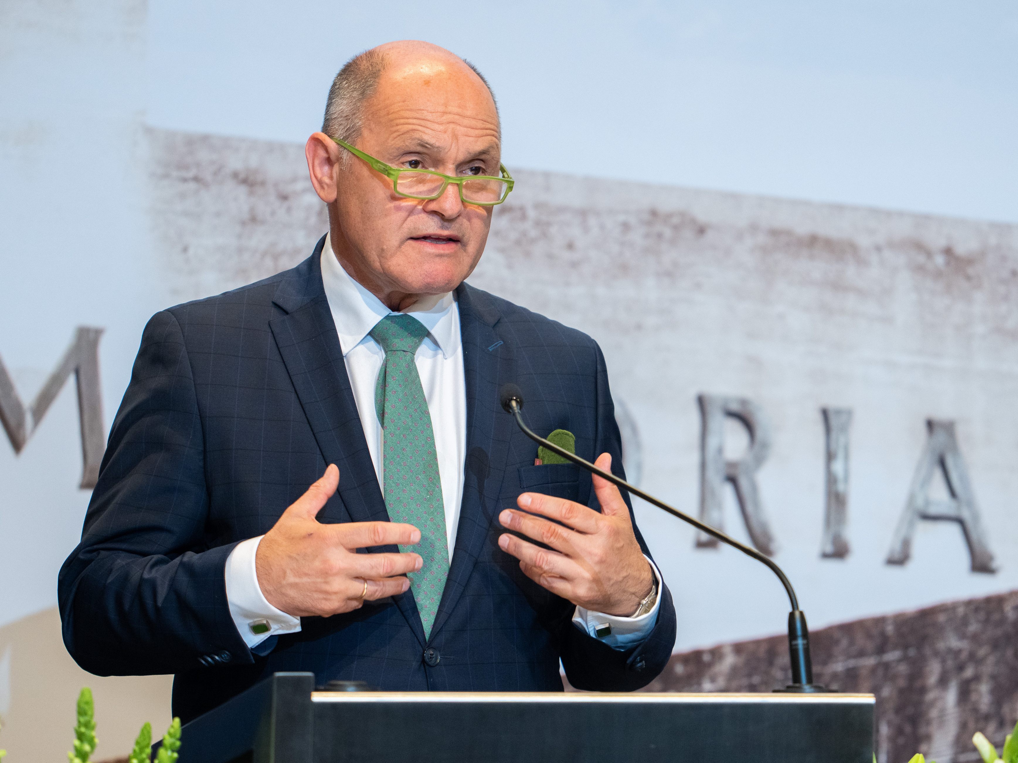 Nationalratspräsident Wolfgang Sobotka übergab 17 Österreichische Staatsbürgerschaften in London. Nationalratspräsident Wolfgang Sobotka übergab 17 Österreichische Staatsbürgerschaften in London.