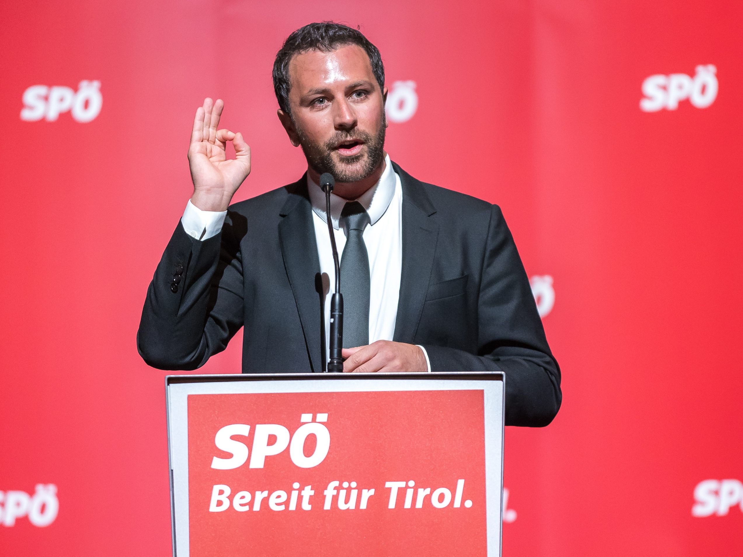 SPÖ-Tirol-Chef Georg Dornauer ist am Samstag mit 90% wiedergewählt worden. SPÖ-Tirol-Chef Georg Dornauer ist am Samstag mit 90% wiedergewählt worden.