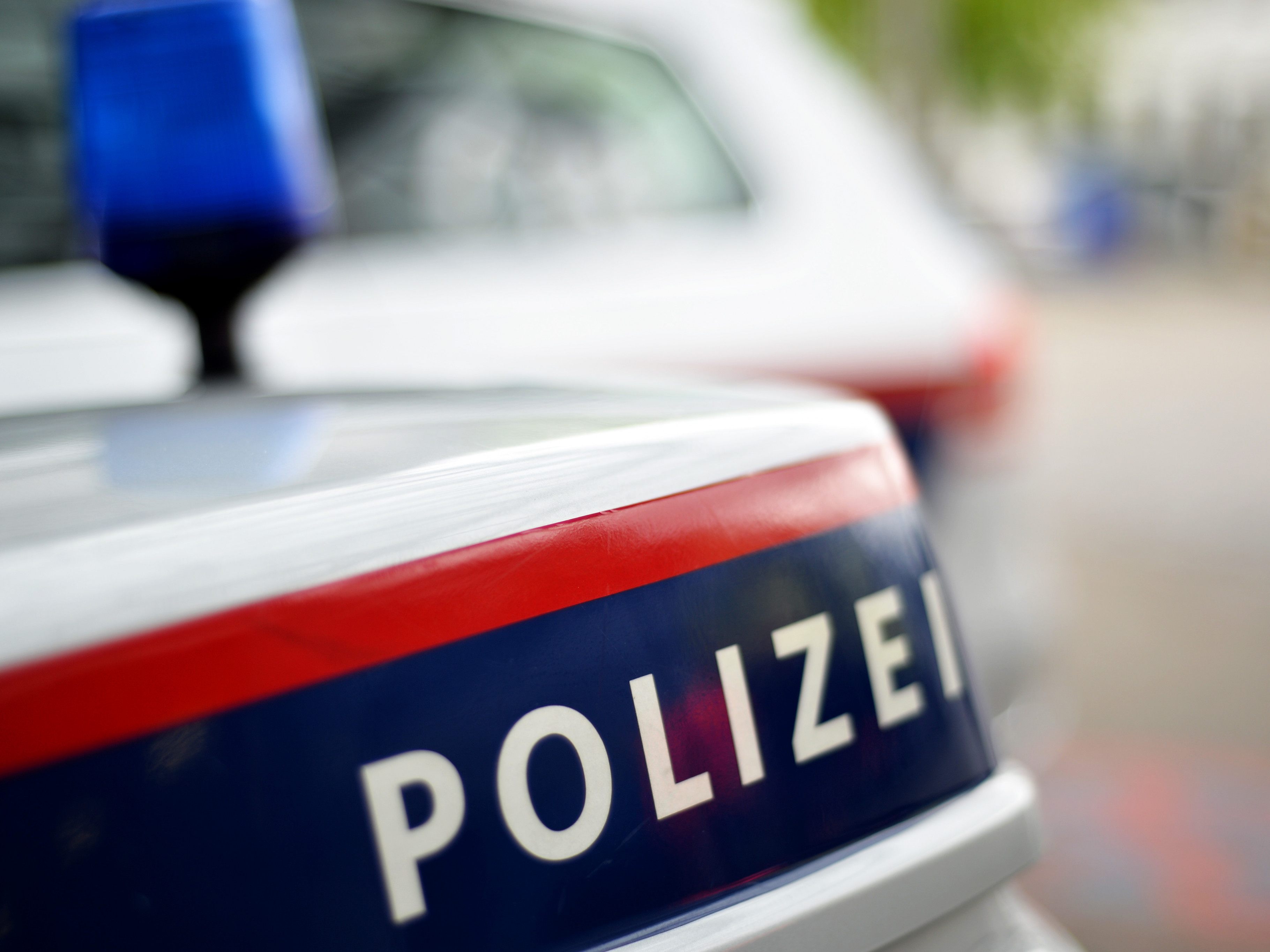 Ein vierjähriges Mädchen war zwei Tage mit der toten Mutter in einer Wohnung eingesperrt. Ein vierjähriges Mädchen war zwei Tage mit der toten Mutter in einer Wohnung eingesperrt.