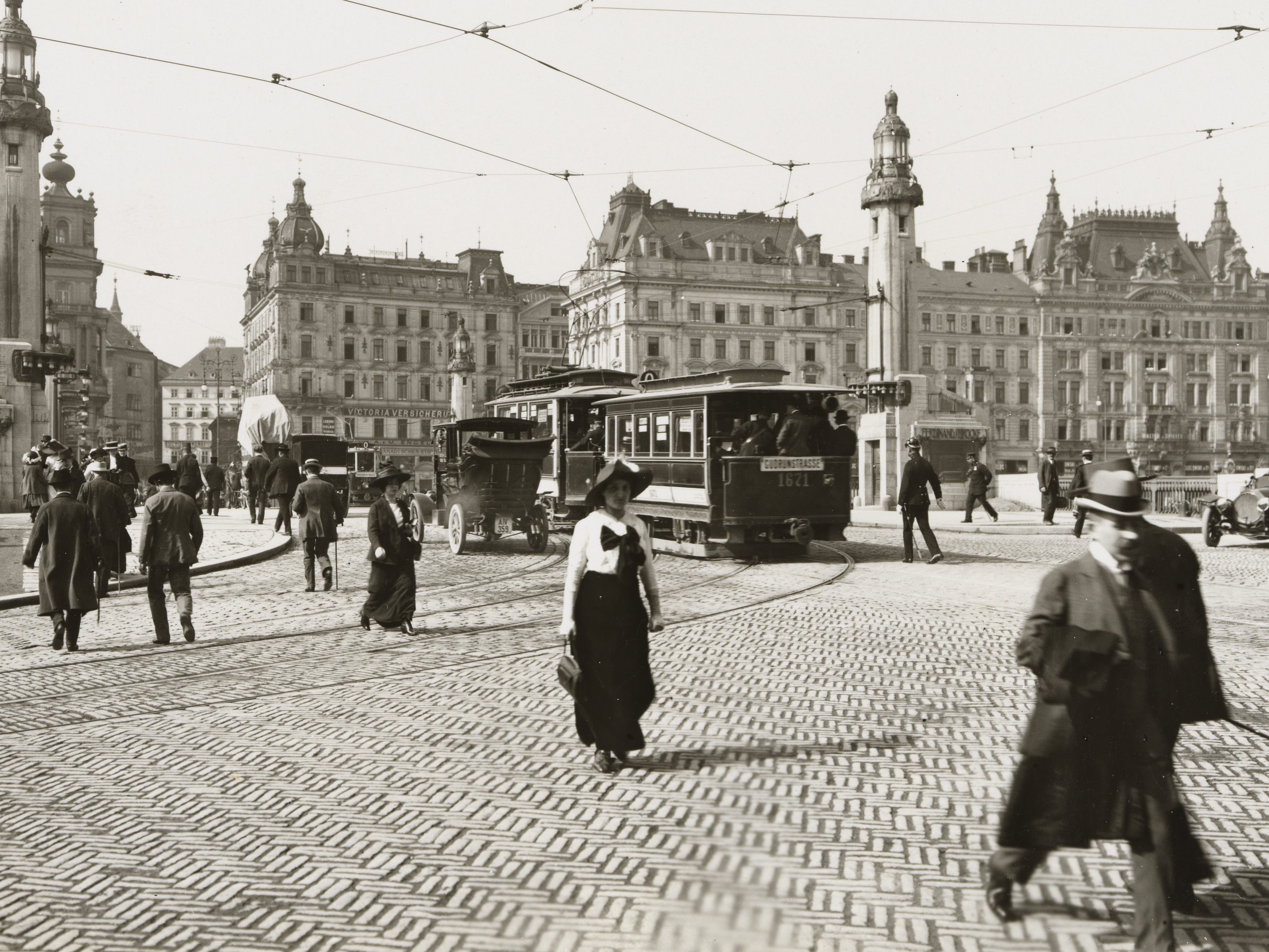 Das Wien Museum zeigt 100 Jahre Straßenfotografie.