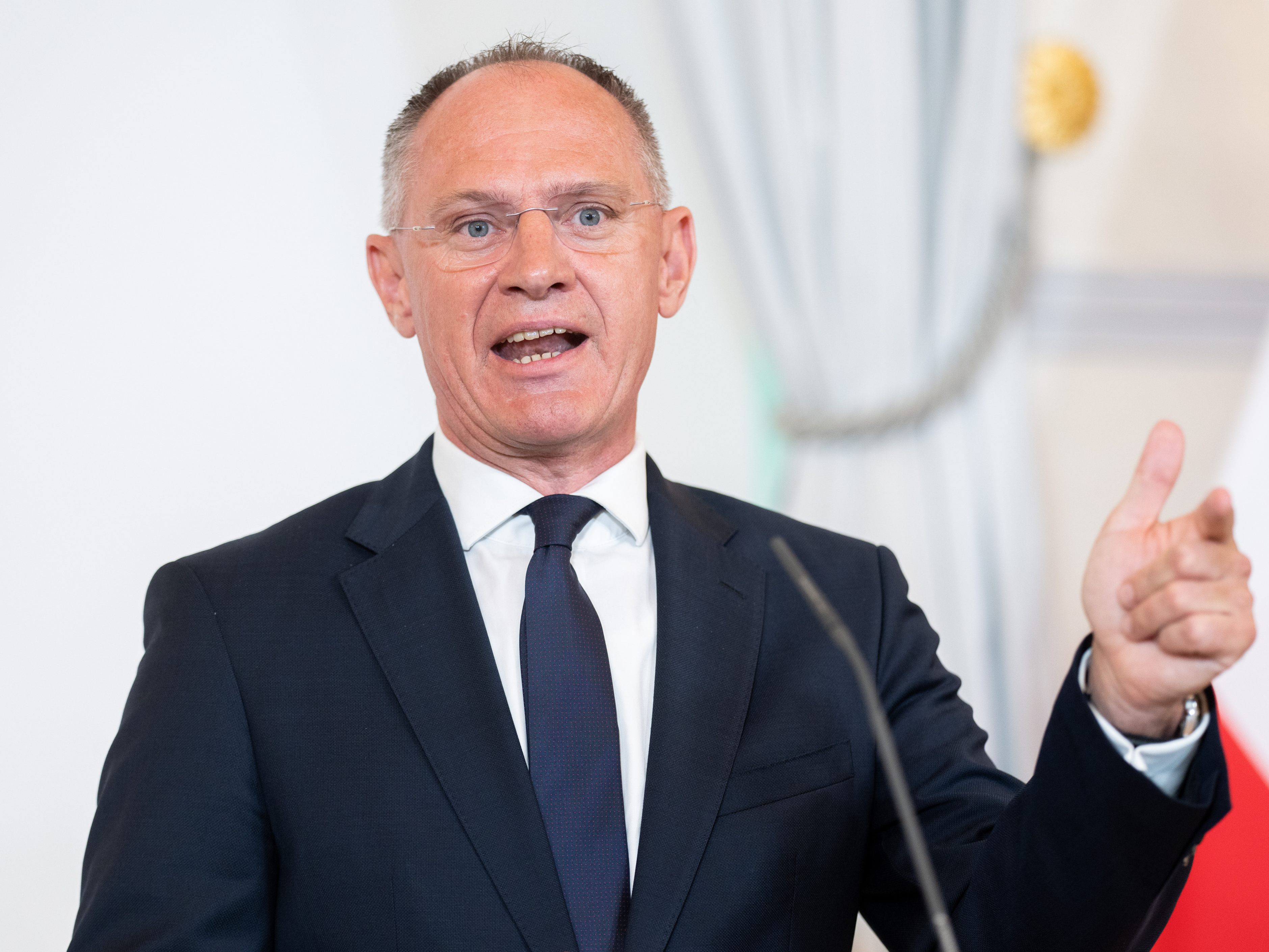 Innenminister Gerhard Karner möchte stärker gegen die Verbreitung von Deepfakes vorgehen. Innenminister Gerhard Karner möchte stärker gegen die Verbreitung von Deepfakes vorgehen.