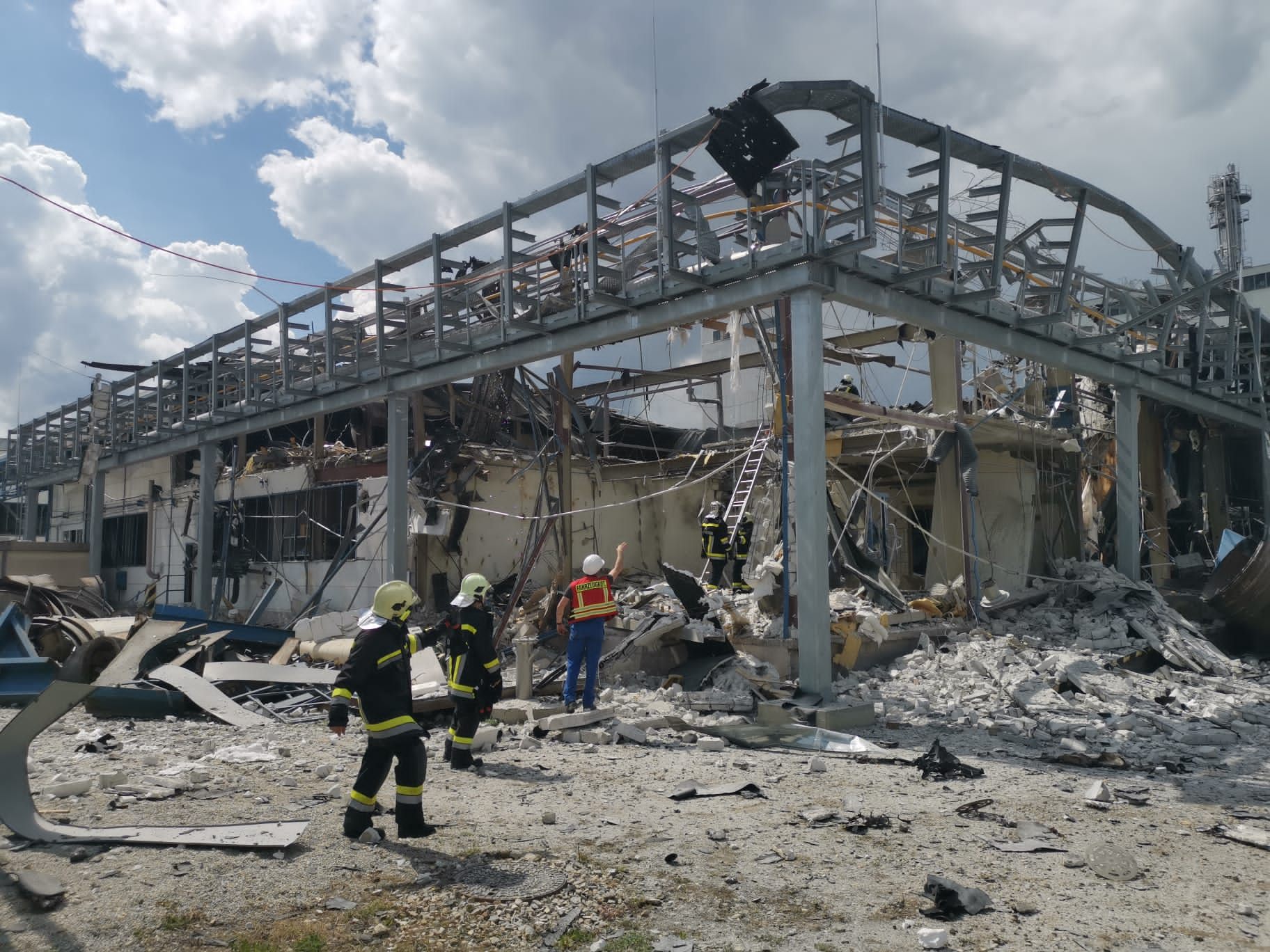 Zwei Personen befanden sich zum Zeitpunkt der Explosion in der Halle. Zwei Personen befanden sich zum Zeitpunkt der Explosion in der Halle.
