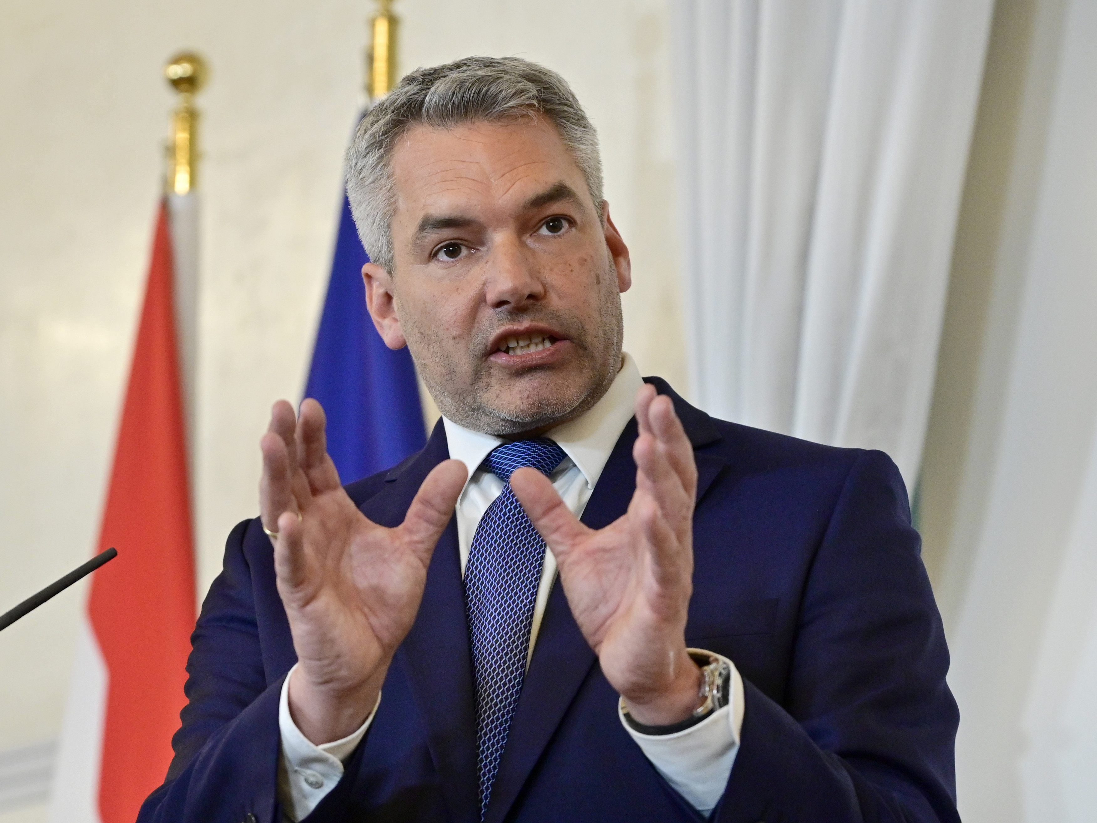 Kanzler Nehammer hat dem Vorstoß von Bundespräsident Van der Bellen eine Abfuhr erteilt. Kanzler Nehammer hat dem Vorstoß von Bundespräsident Van der Bellen eine Abfuhr erteilt.
