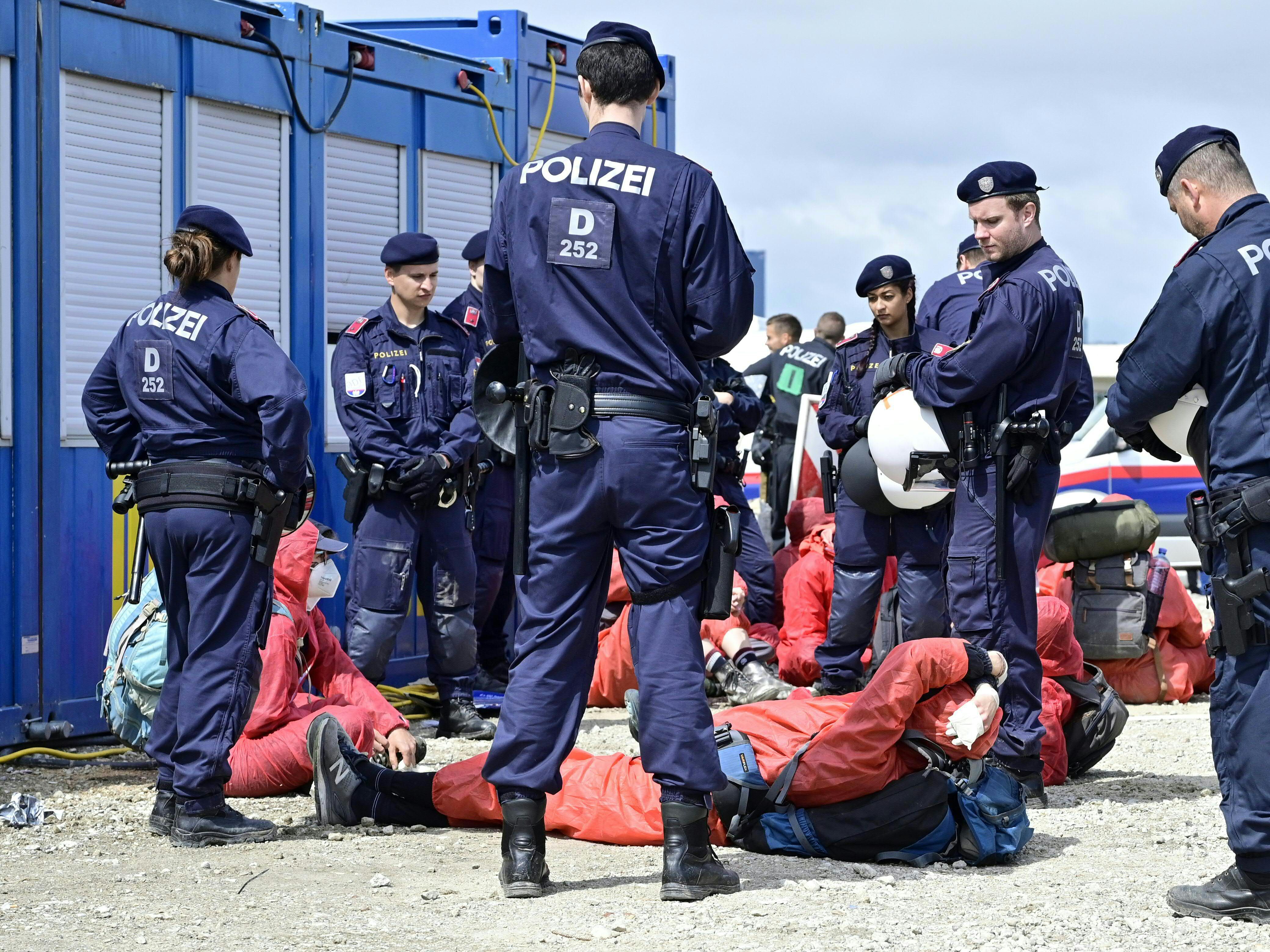 Mehr als die Hälfte der 95 Festgenommenen befanden sich über Nacht in Haft.