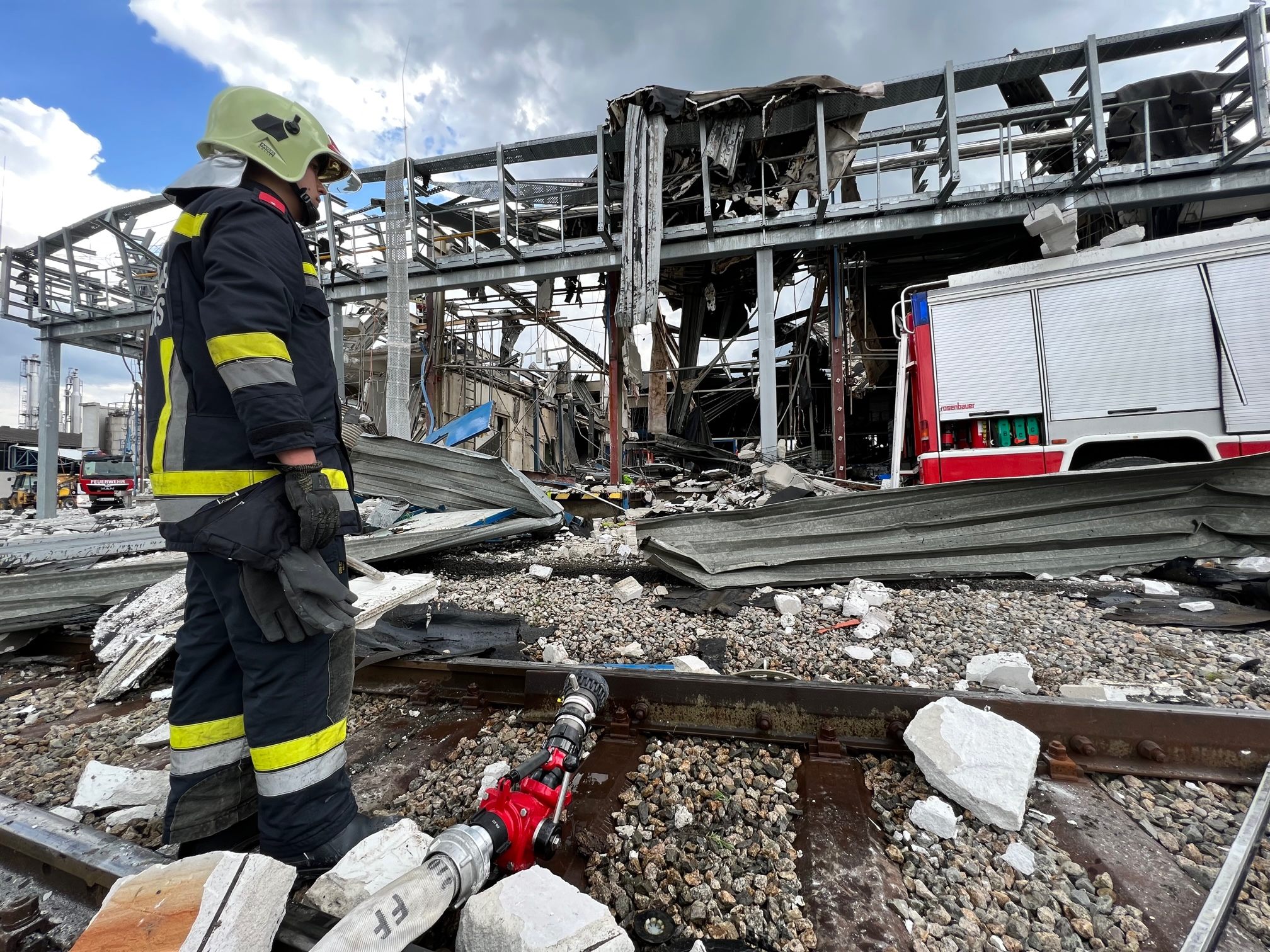 Die Halle wurde bei der Explosion zerstört und glich einem Trümmerhaufen.