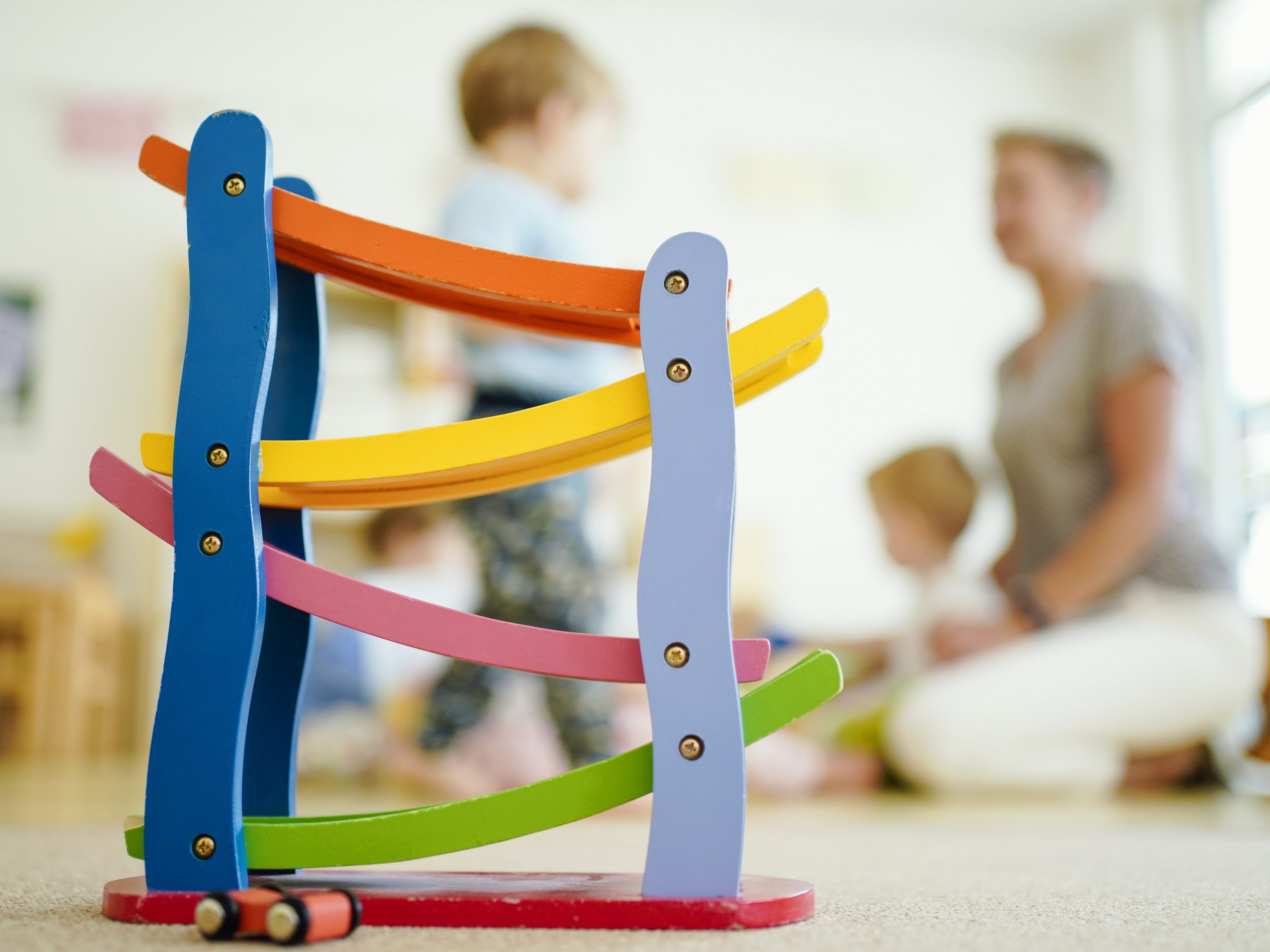 Eltern mit höherem Bildungsgrad engagieren sich laut einer Wiener Studie mehr bei der Kindererziehung.