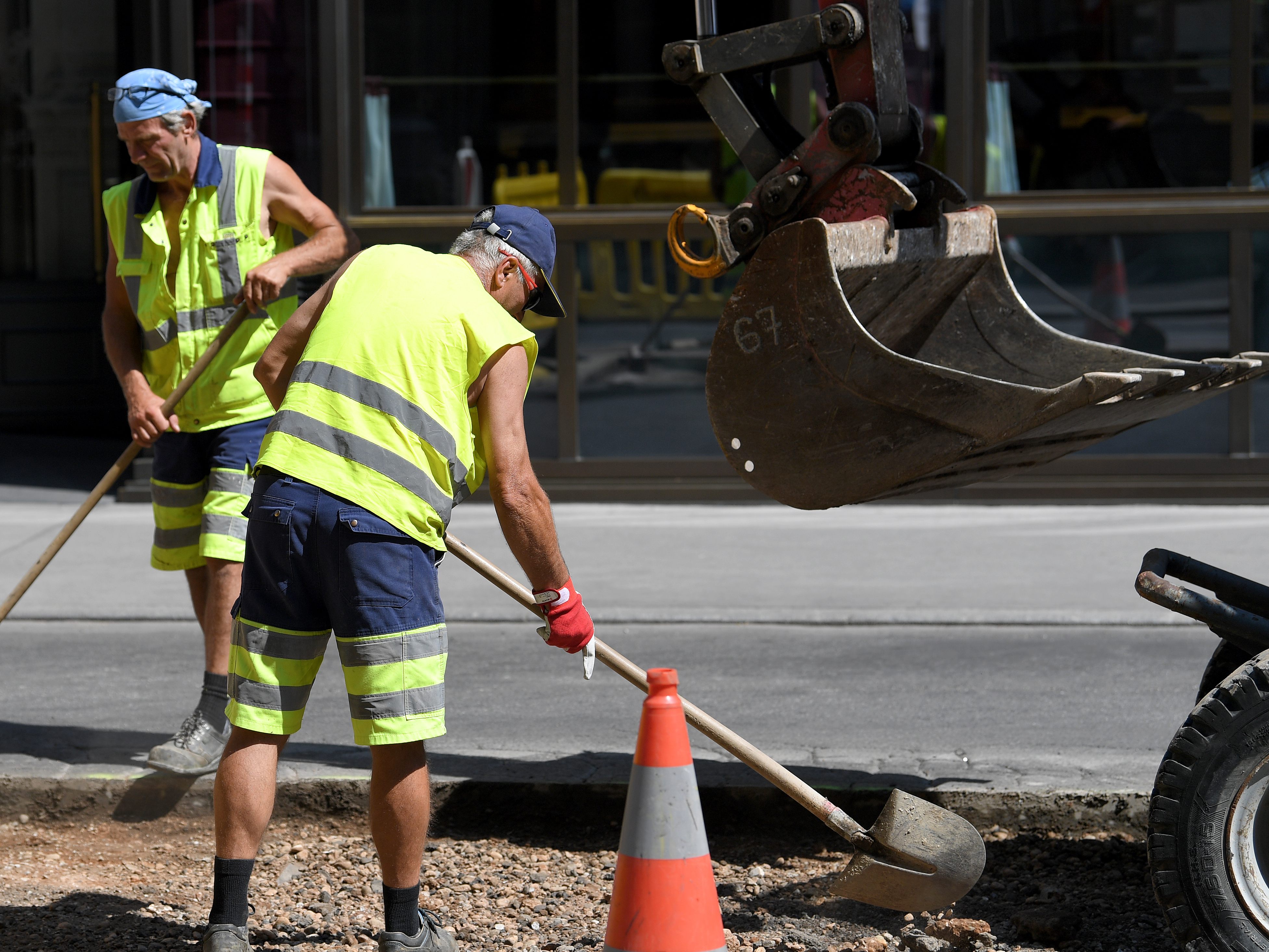 Bei großer Hitze und Temperaturen über 30 Grad Celsius müssen unter anderem ARbeiter im Straßenbau oft schwer arbeiten. Bei großer Hitze und Temperaturen über 30 Grad Celsius müssen unter anderem ARbeiter im Straßenbau oft schwer arbeiten.