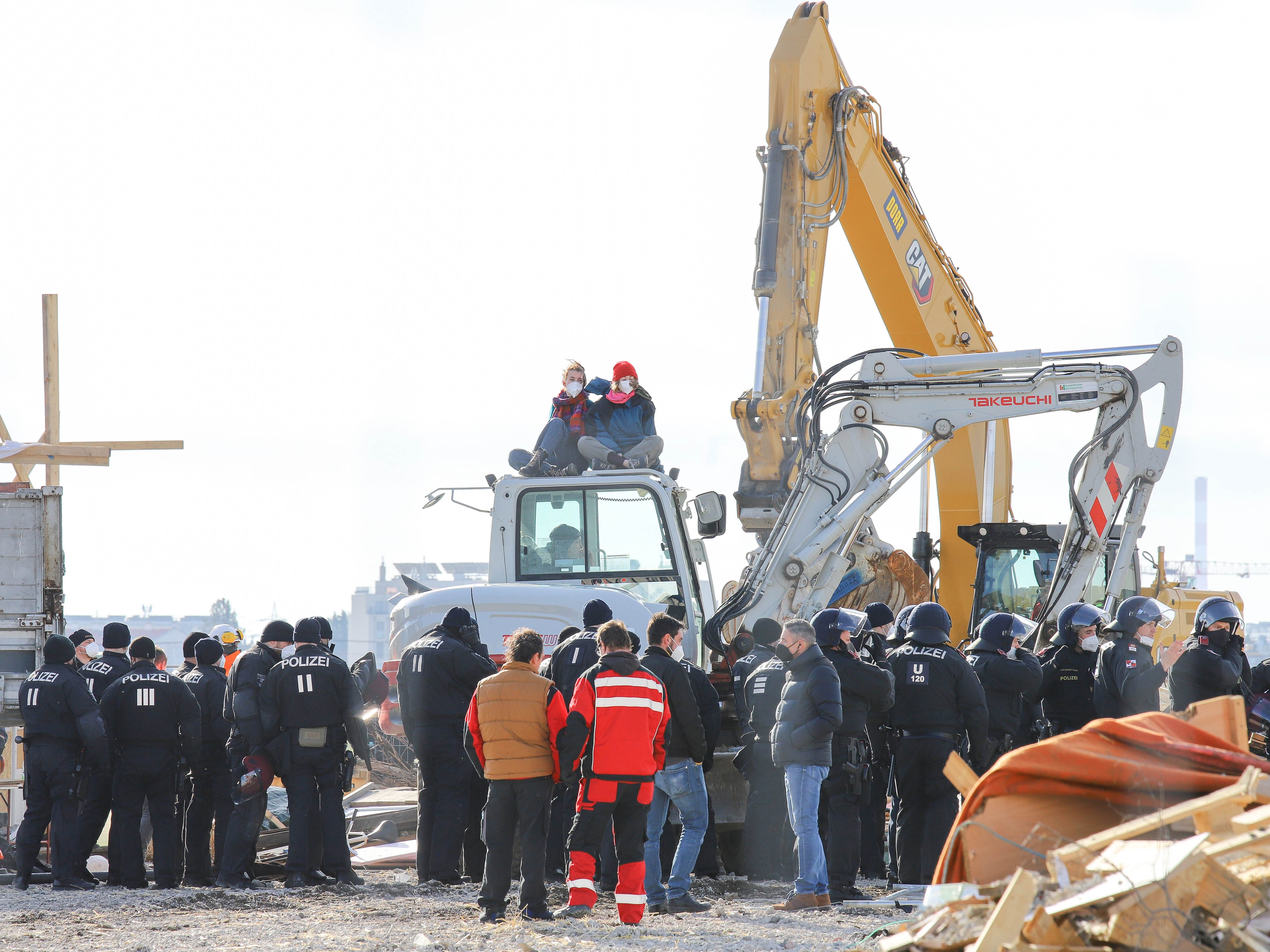 Am 1. Februar räumte die Polizei das Protestcamp bei der Wiener Stadtstraßen-Baustelle in Wien-Donaustadt zum ersten Mal. Am 1. Februar räumte die Polizei das Protestcamp bei der Wiener Stadtstraßen-Baustelle in Wien-Donaustadt zum ersten Mal.