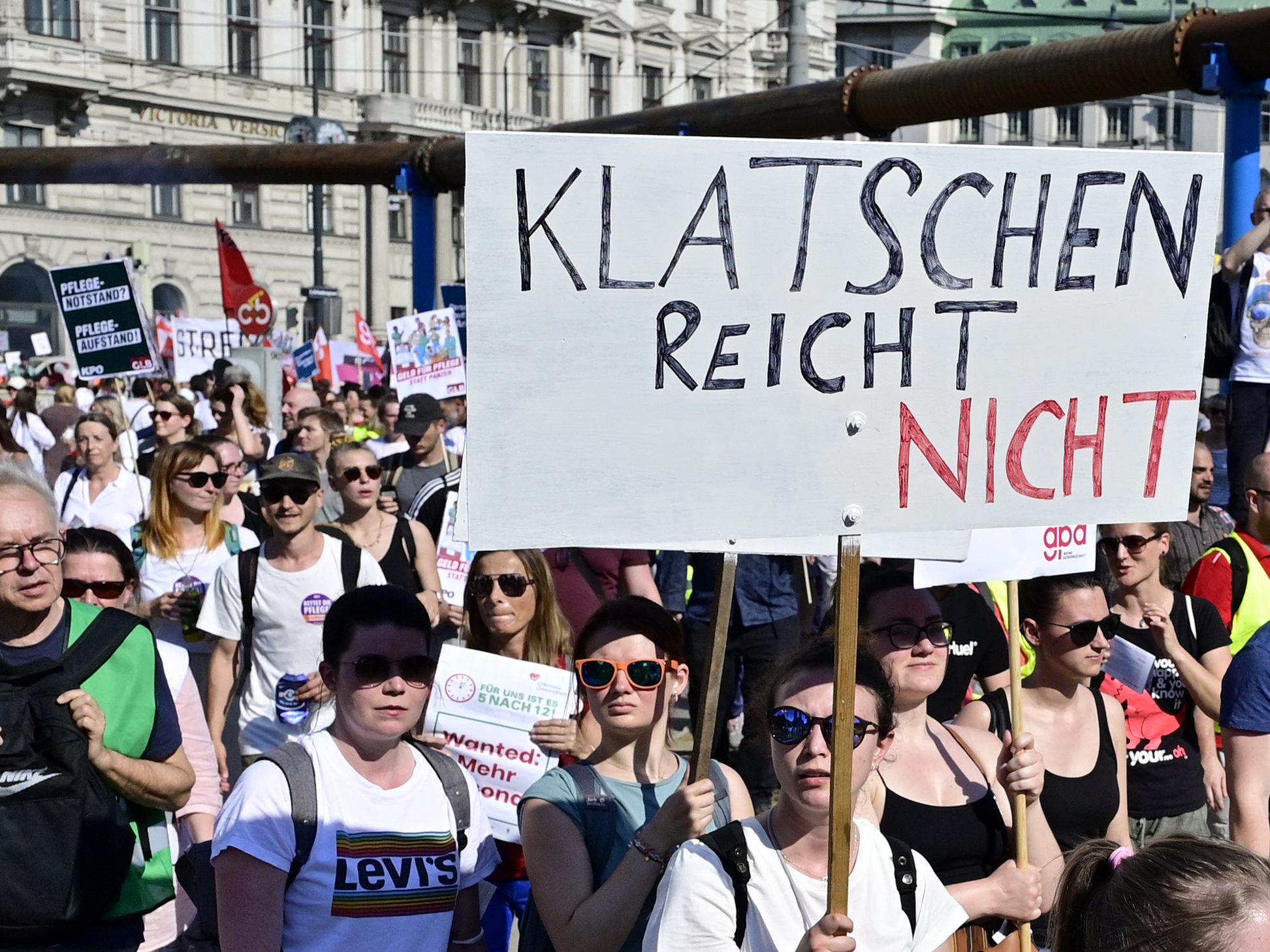 "Klatschen reicht nicht": Das Gesundheits- und Pflegepersonal demonstrierte am Donnerstag in Wien für mehr Personal, gute Arbeit und faire Bezahlung. "Klatschen reicht nicht": Das Gesundheits- und Pflegepersonal demonstrierte am Donnerstag in Wien für mehr Personal, gute Arbeit und faire Bezahlung.