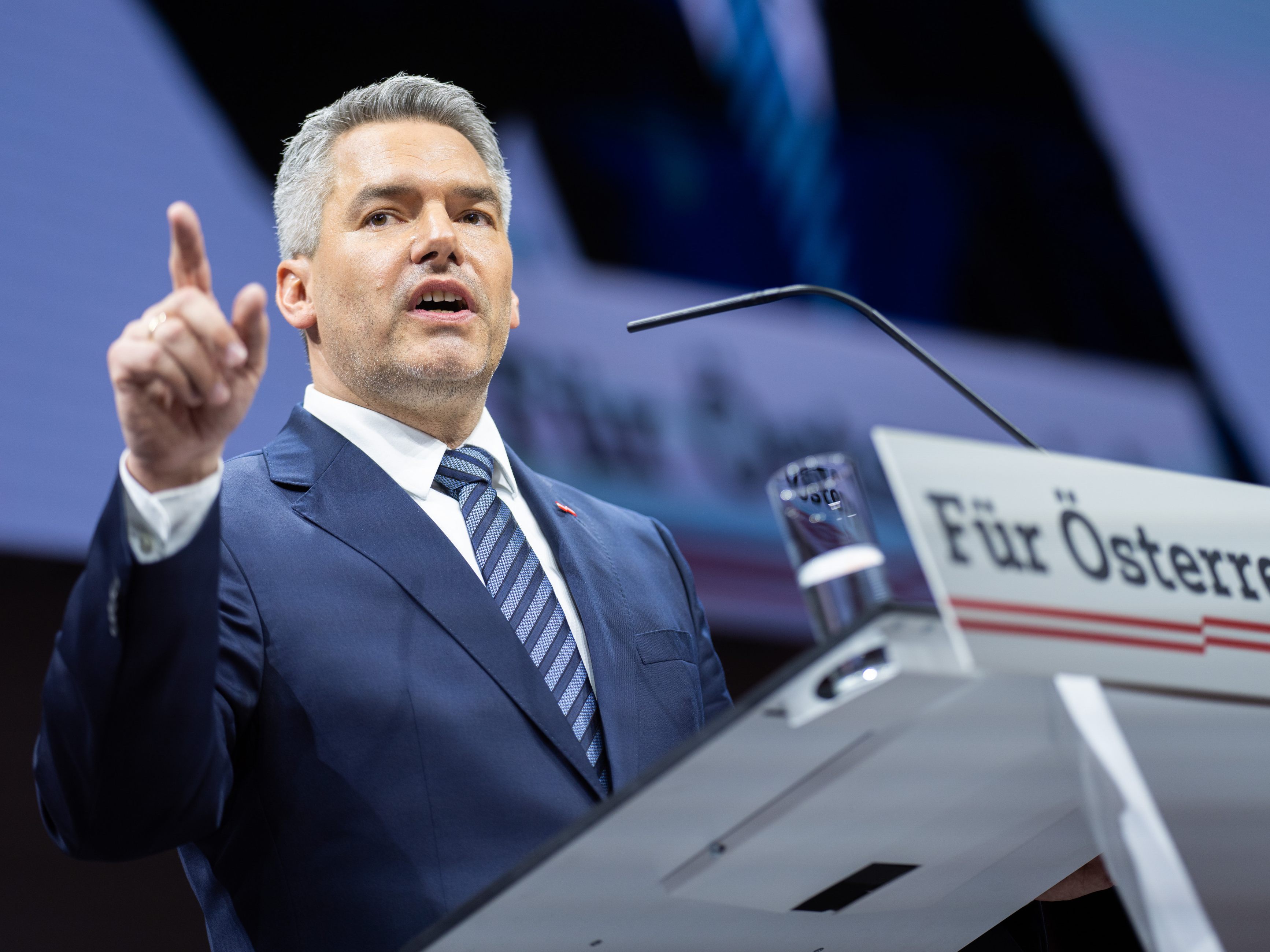Bundeskanzler Karl Nehammer bei seiner Rede am ÖVP-Parteitag in Graz am Samstag. Bundeskanzler Karl Nehammer bei seiner Rede am ÖVP-Parteitag in Graz am Samstag.