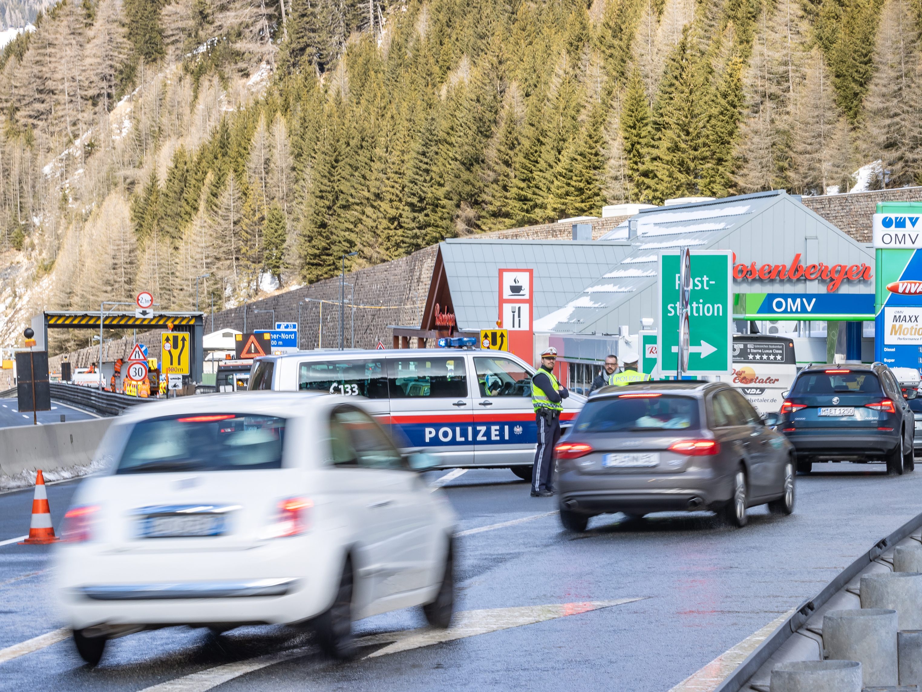 Die Strafe für einen LKW aus Italien, der Hilfsgüter in die Ukraine transportierte, wurde von der Asfinag zurückgenommen. Die Strafe für einen LKW aus Italien, der Hilfsgüter in die Ukraine transportierte, wurde von der Asfinag zurückgenommen.