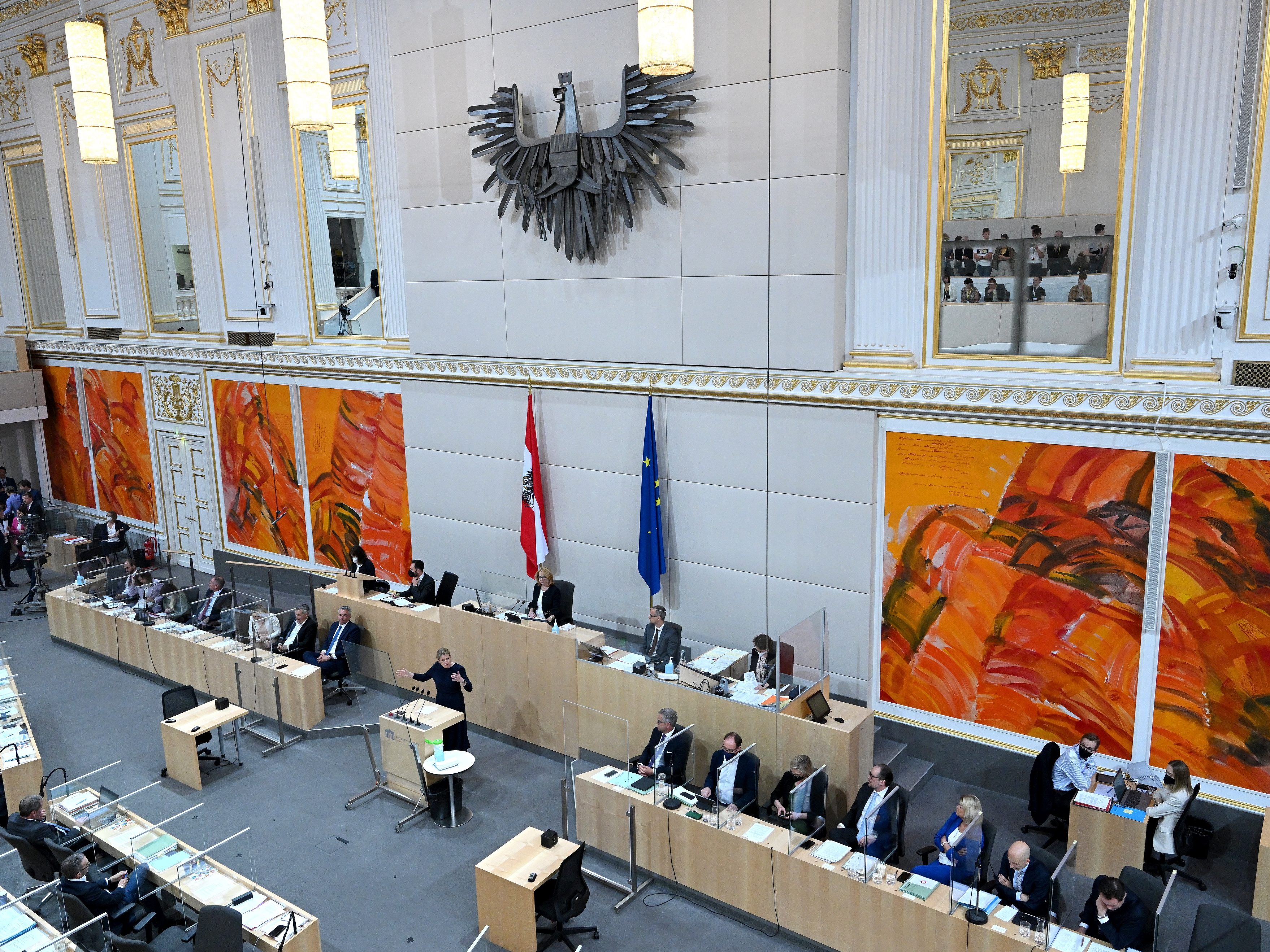 Nationalrat beschließt höheres Budgetdefizit.