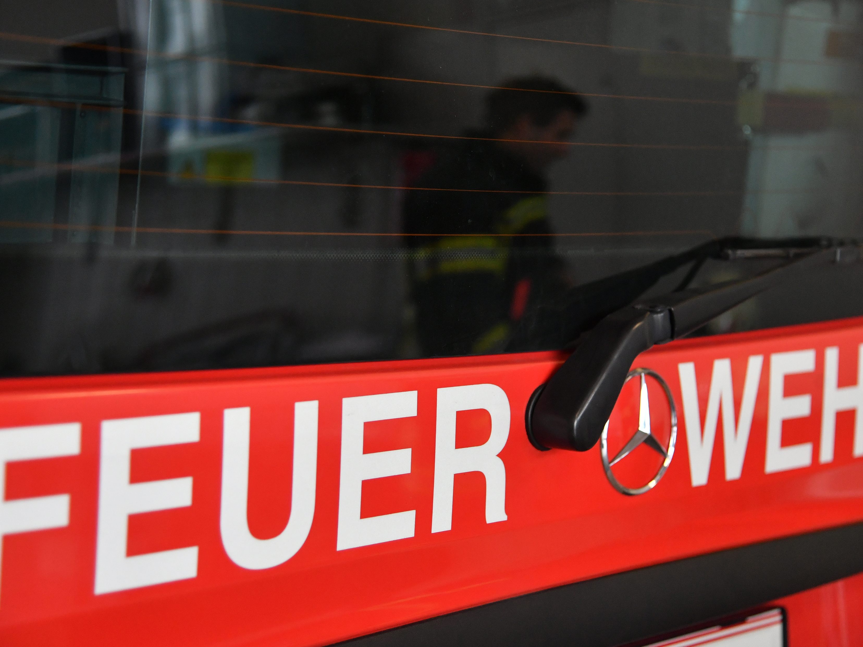 Defekte Lampe verursachte Feuer auf Holzbalkon.