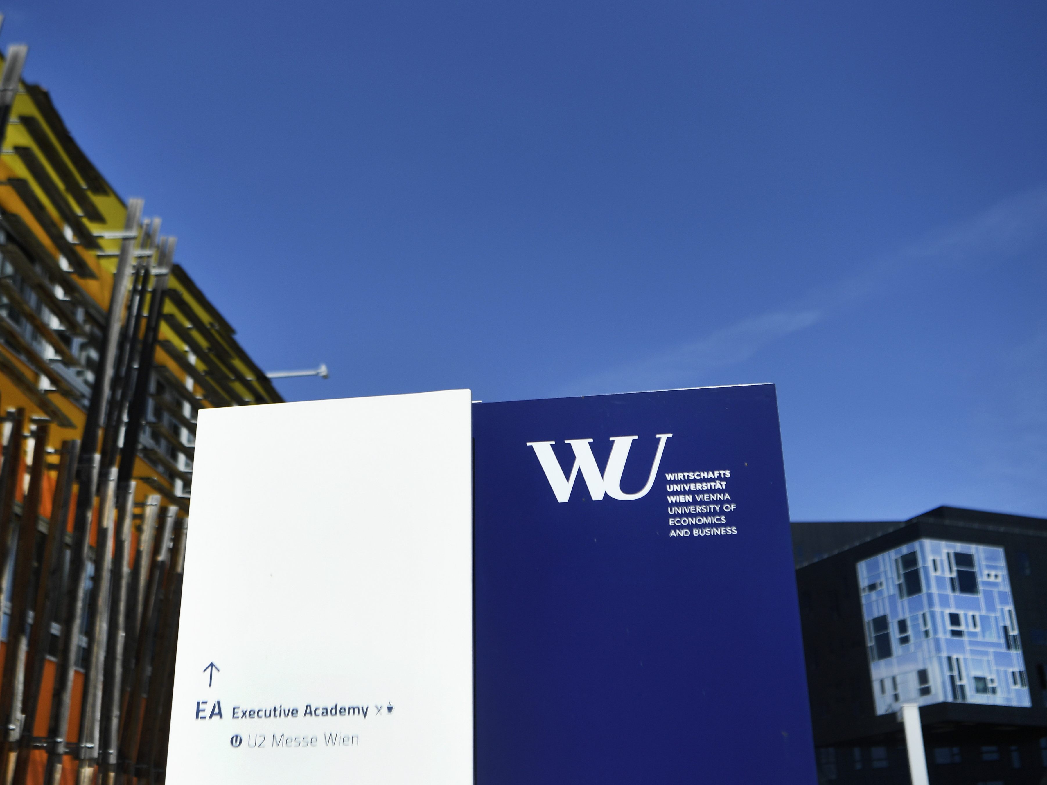 Laut einer Studie der WU Wien gibt es mindestens 390 internationale Unternehmen mit "Headquaters" in Österreich. Laut einer Studie der WU Wien gibt es mindestens 390 internationale Unternehmen mit "Headquaters" in Österreich.