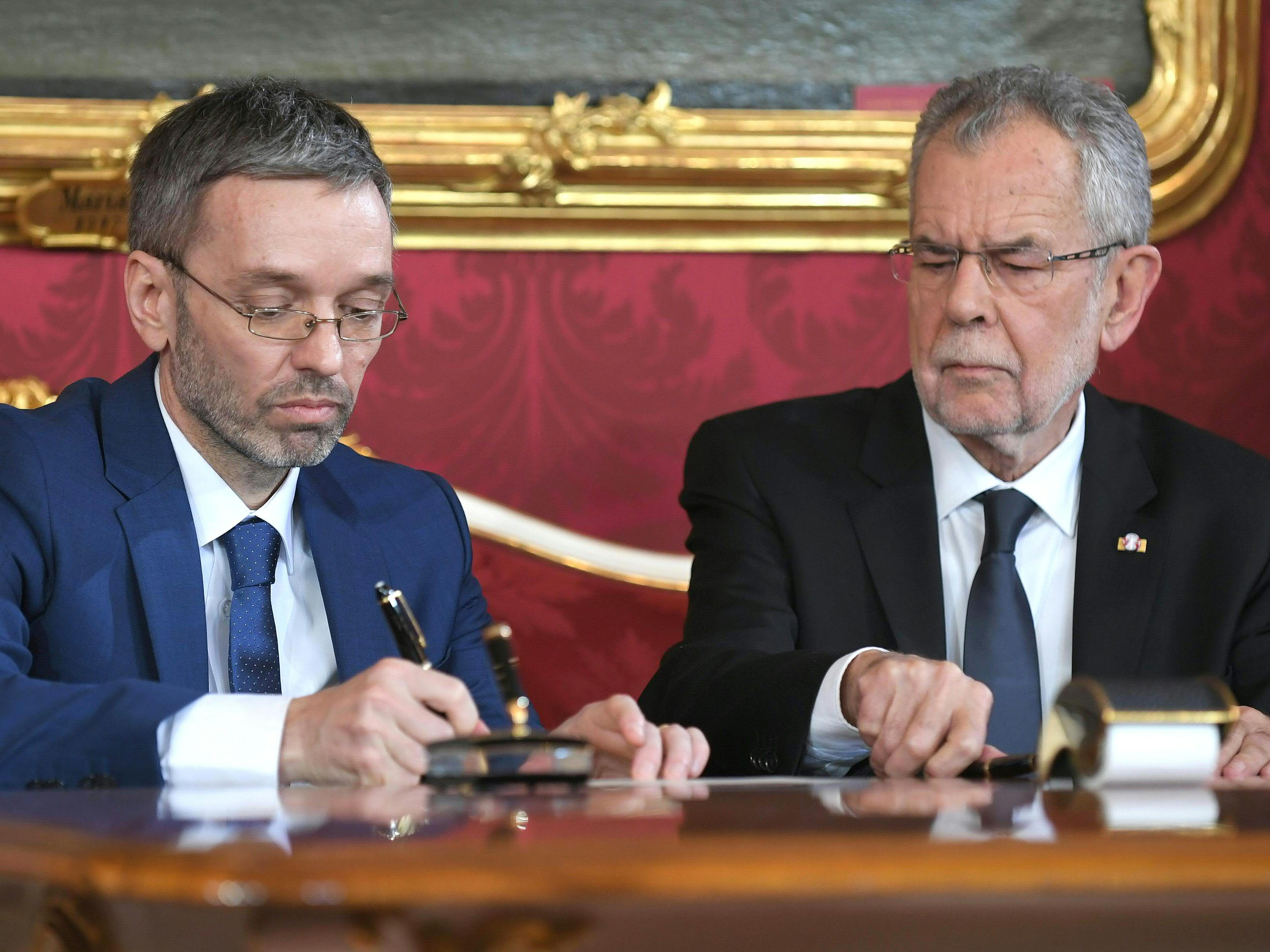 Die FPÖ kritisiert Bundespräsident Alexander Van der Bellen.