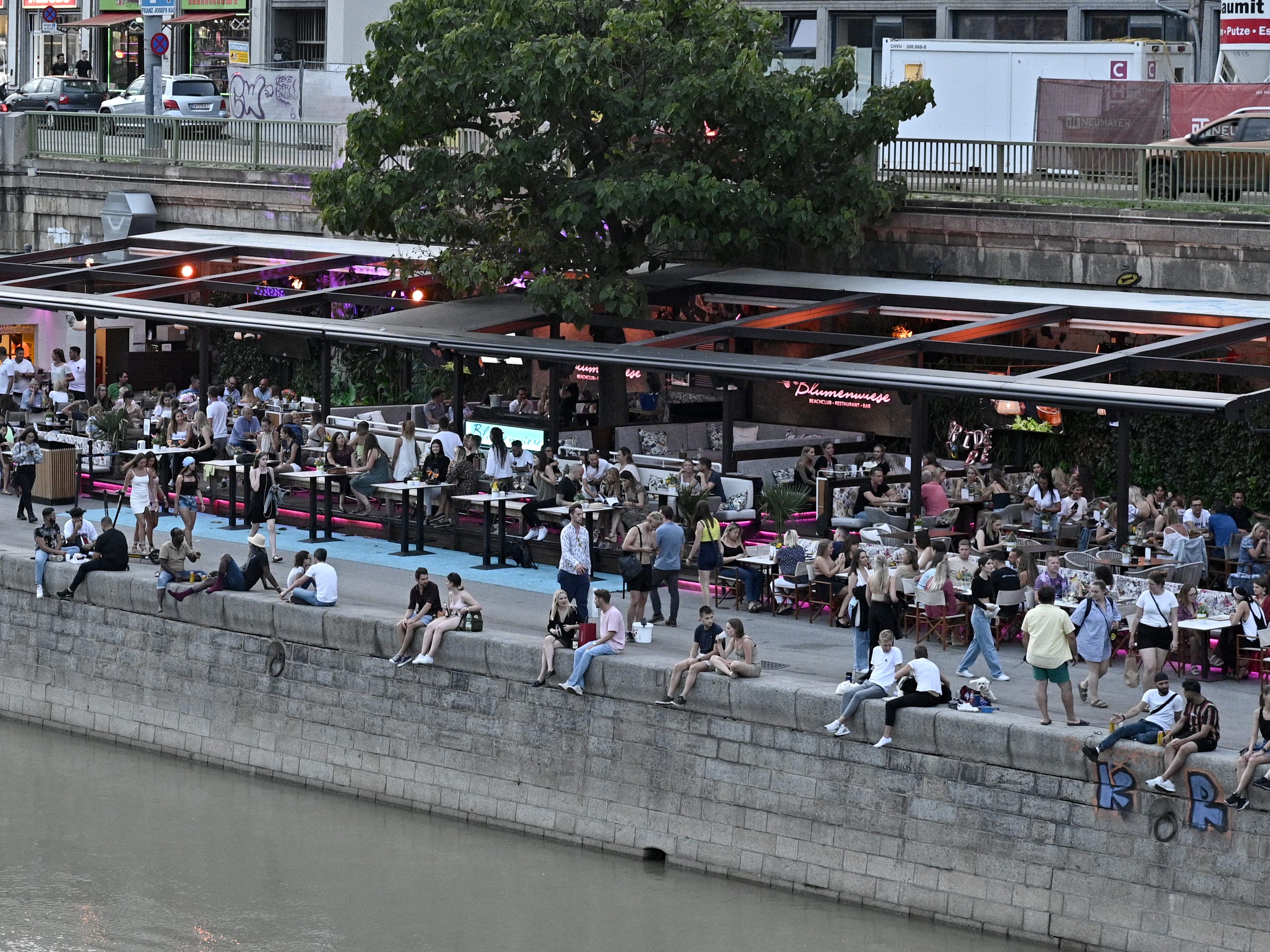 Vier junge Männer sollen drei Überfälle am Wiener Donaukanal verübt haben. Vier junge Männer sollen drei Überfälle am Wiener Donaukanal verübt haben.