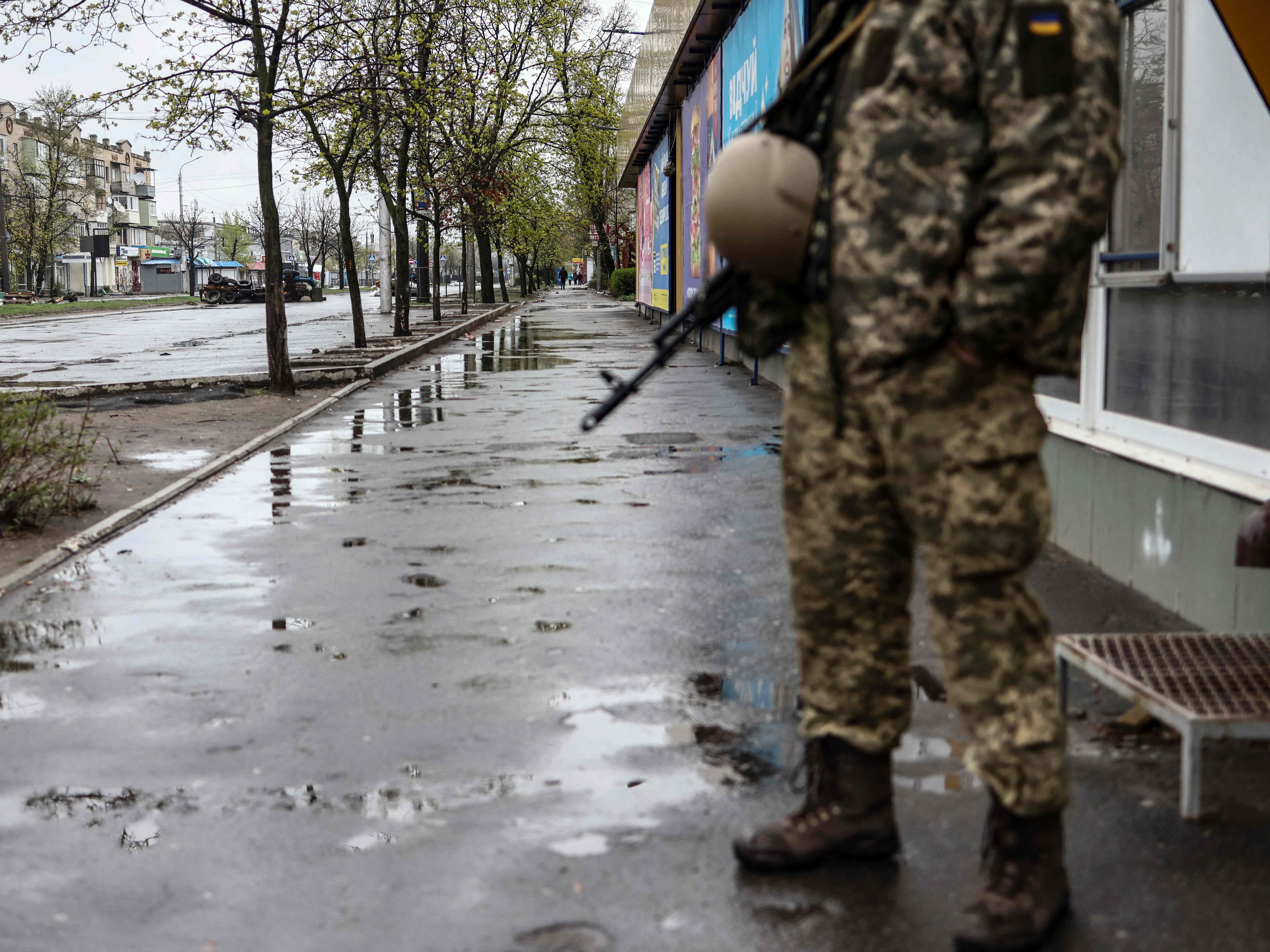 Ein Soldat steht in den Straßen von Sewerodonetsk im ostukrainischen Donbass. Ein Soldat steht in den Straßen von Sewerodonetsk im ostukrainischen Donbass.