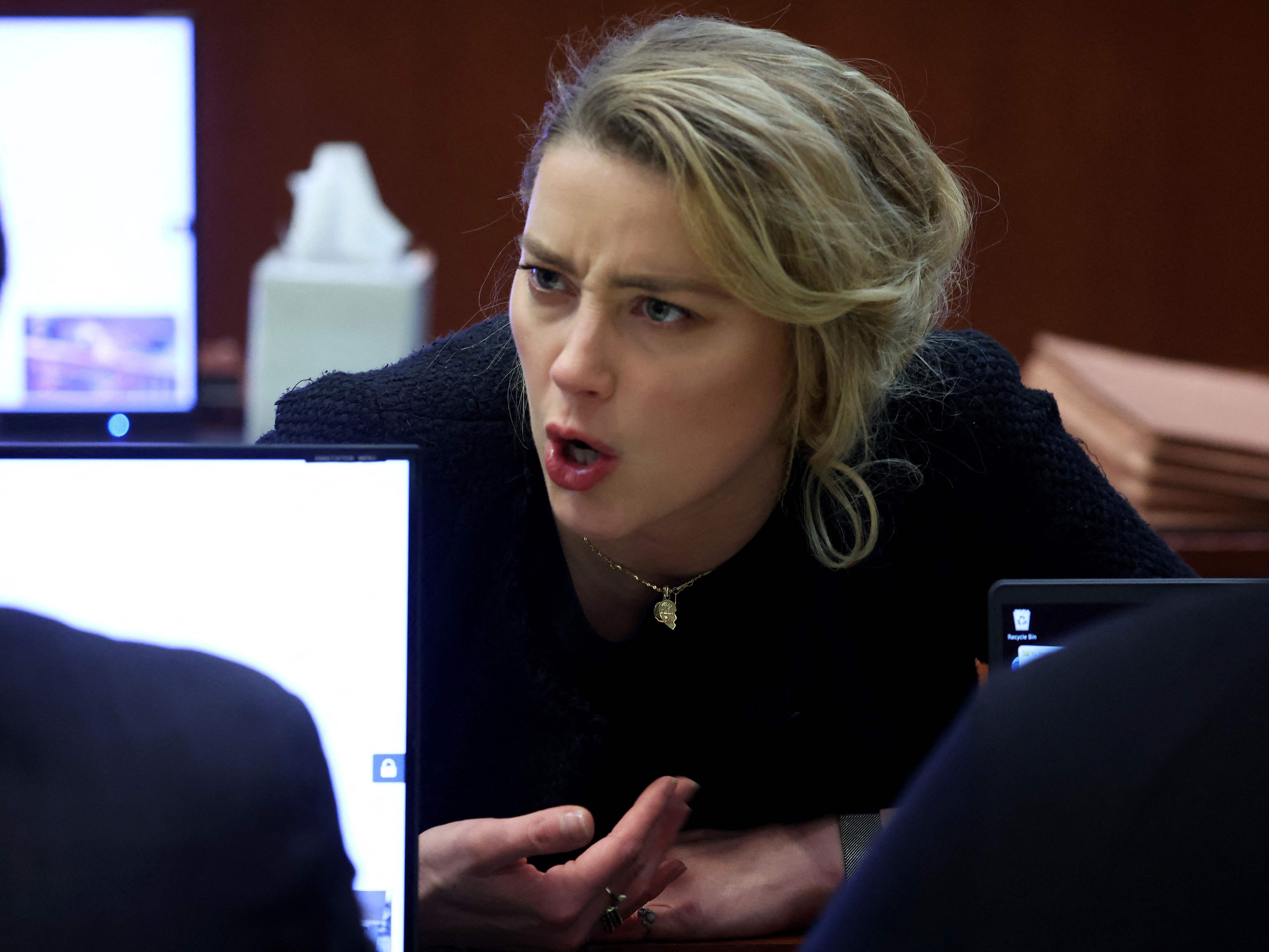 Schauspielerin Amber Heard feuerte ihr ganzes PR-Team.