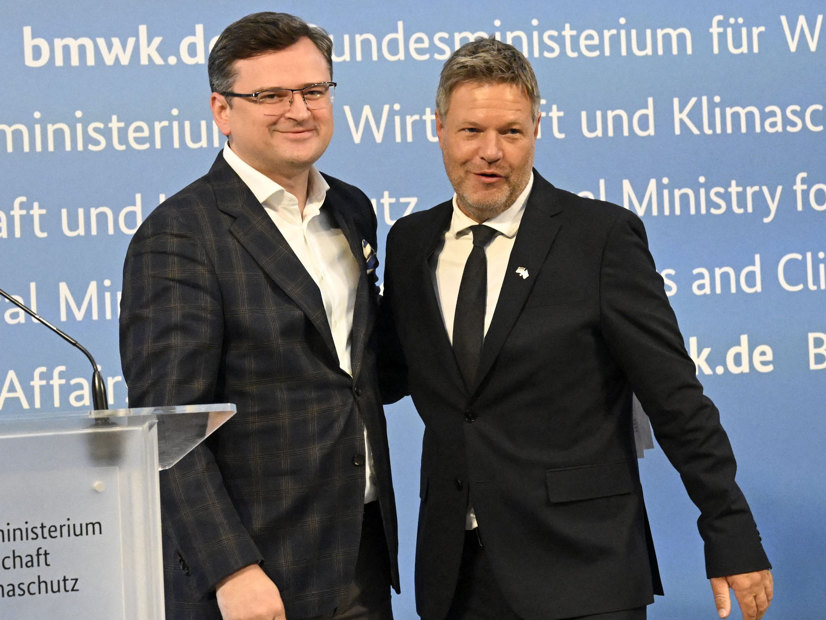 Der ukrainische Außenminister Kuleba traf in Deutschland u.a. Wirtschaftsminister Habeck Der ukrainische Außenminister Kuleba traf in Deutschland u.a. Wirtschaftsminister Habeck