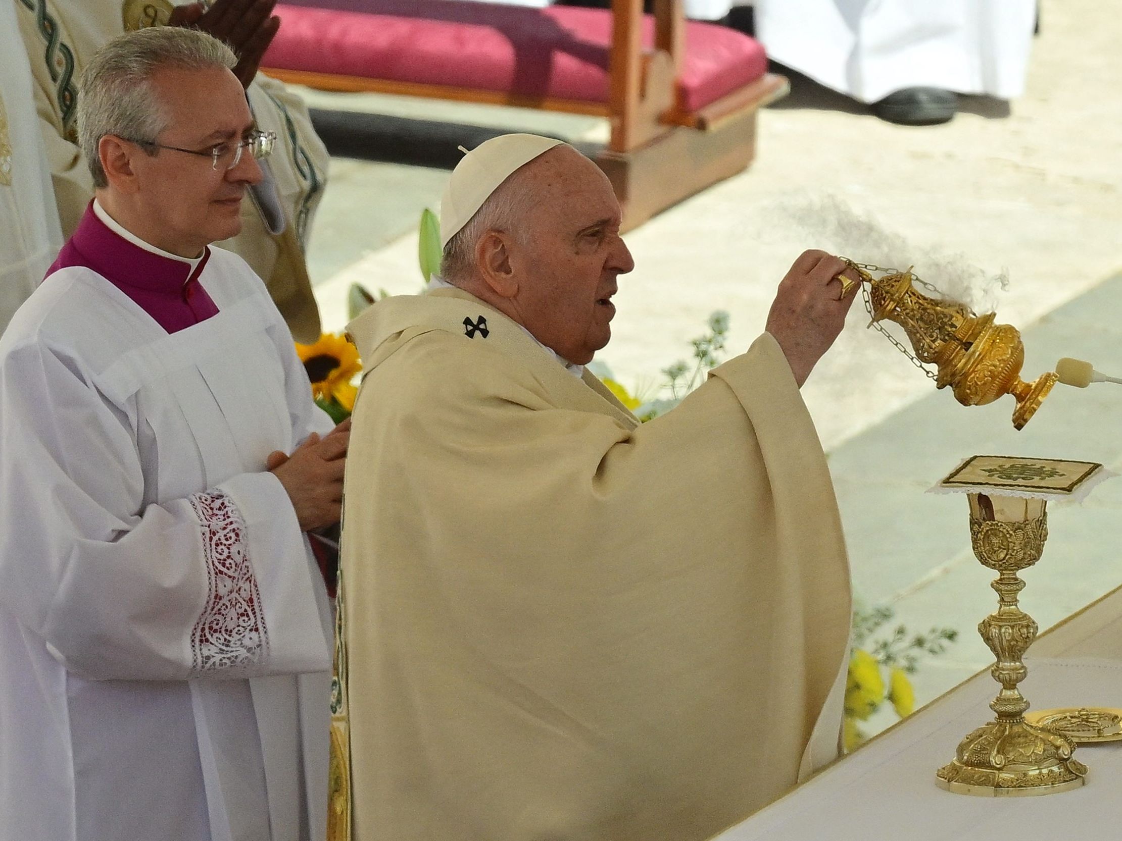 Papst Franziskus scherzte über Tequila als Schmerzmittel für sein Knie