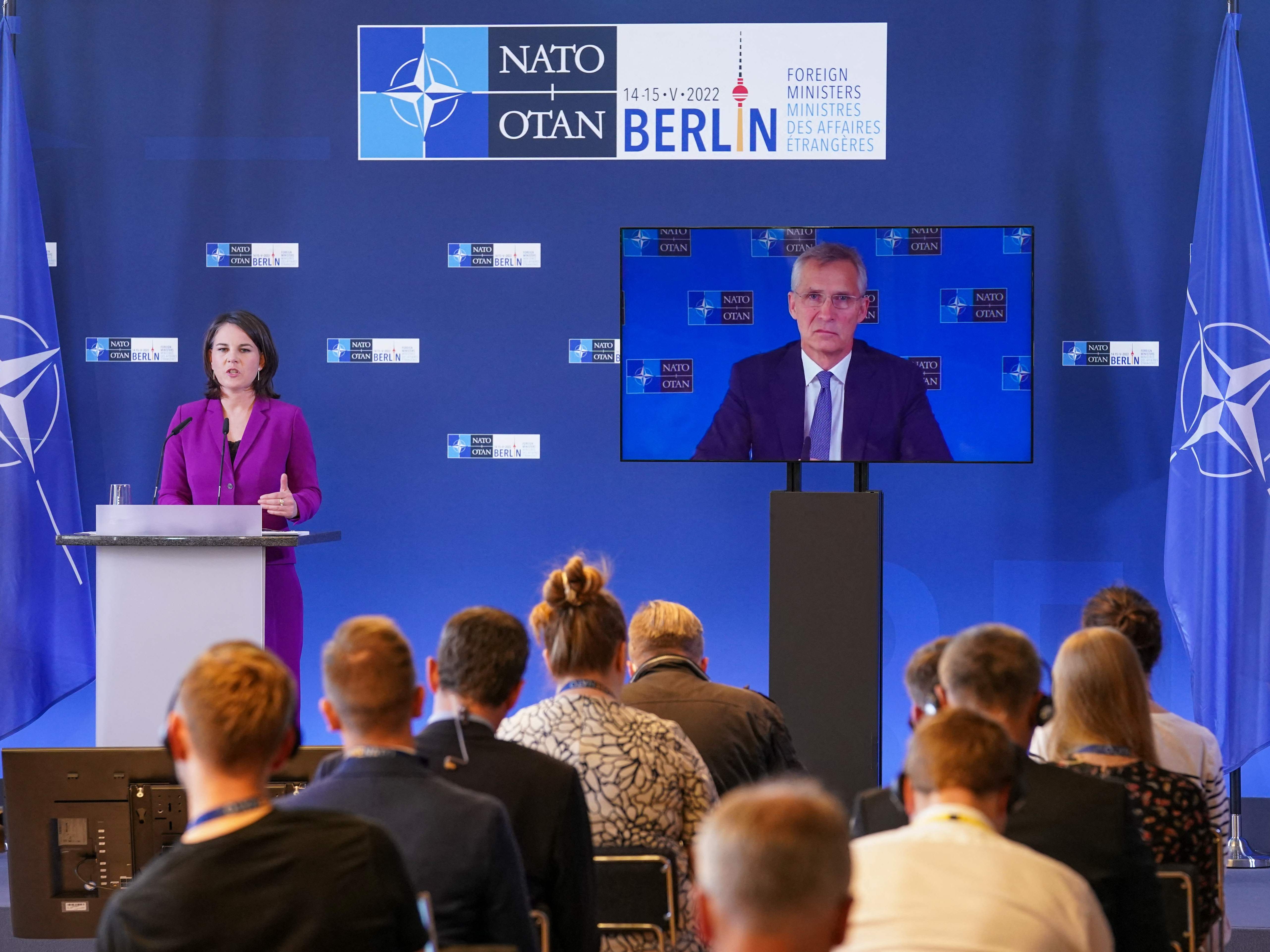 Stoltenberg betonte, die NATO werde "jede Entscheidung" Finnlands und Schwedens hinsichtlich des NATO-Beitritts respektieren. Stoltenberg betonte, die NATO werde "jede Entscheidung" Finnlands und Schwedens hinsichtlich des NATO-Beitritts respektieren.