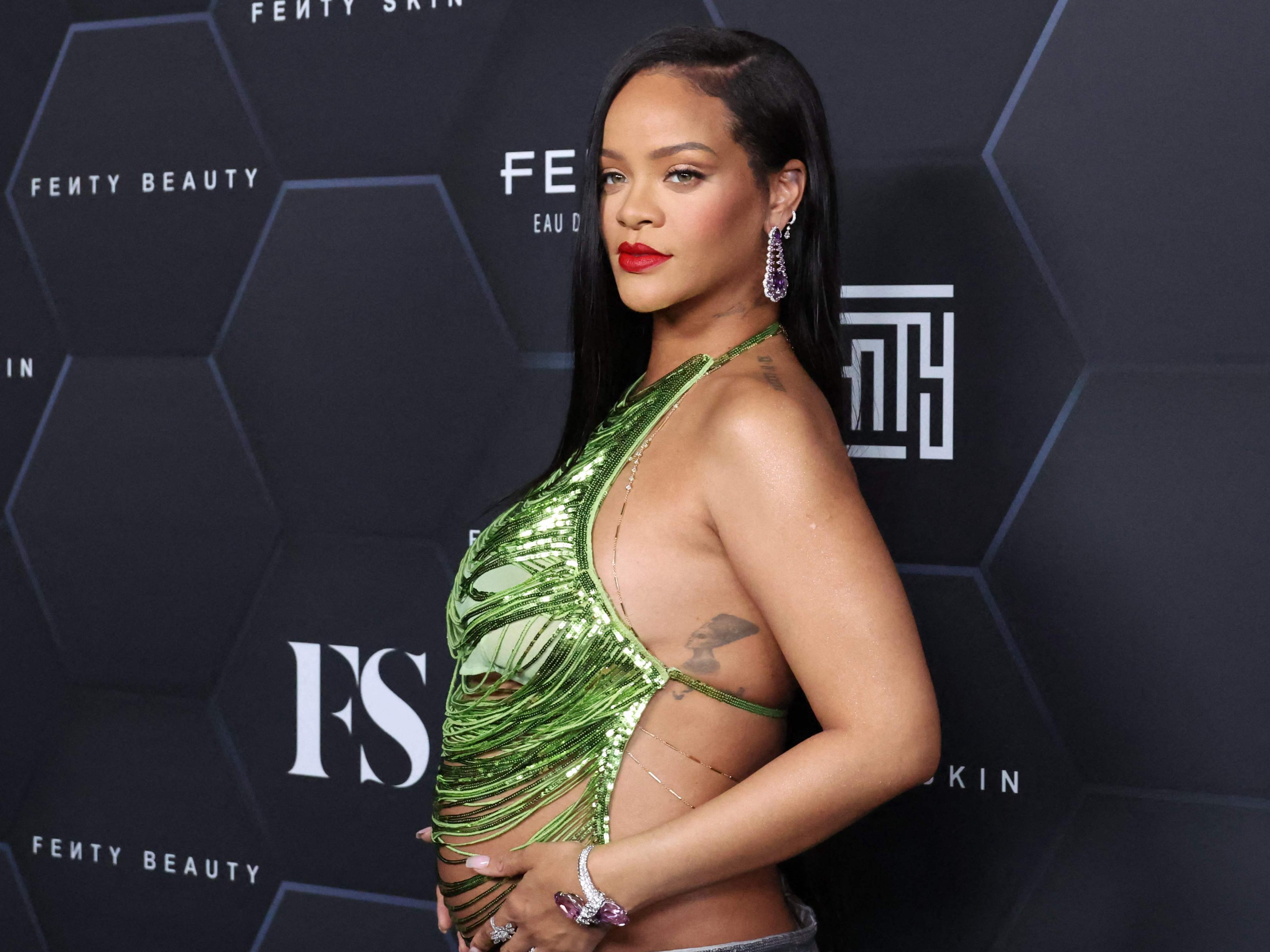 Rihanna ist laut Berichten zum ersten Mal Mutter geworden. Rihanna ist laut Berichten zum ersten Mal Mutter geworden.
