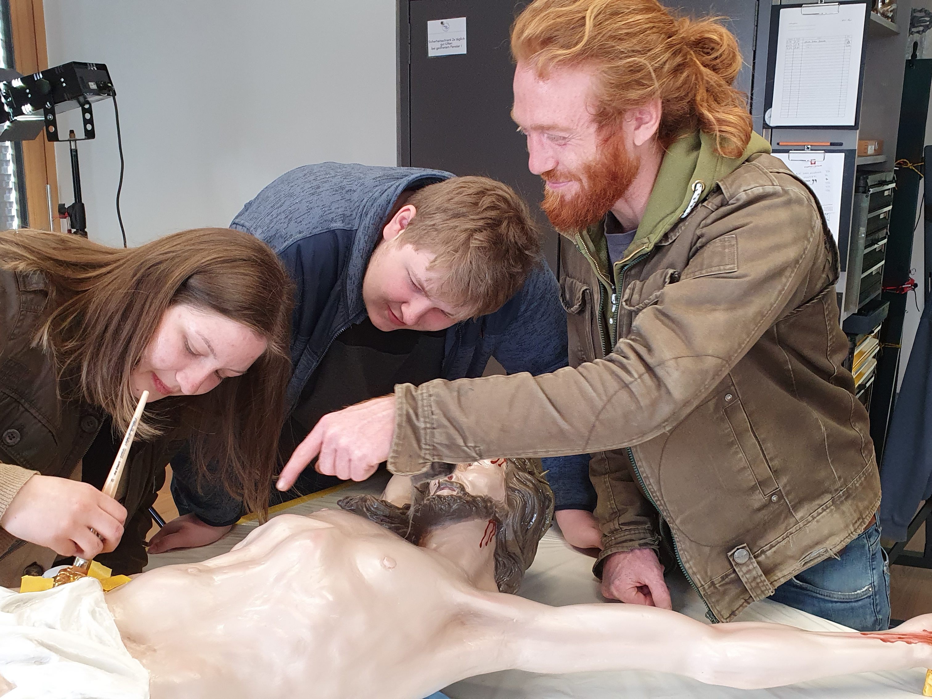 Im Atelier von Nicolé Mayer: Rebecca, Simon und Andreas Huemer (Arbeitsanleiter bei Job Ahoi).