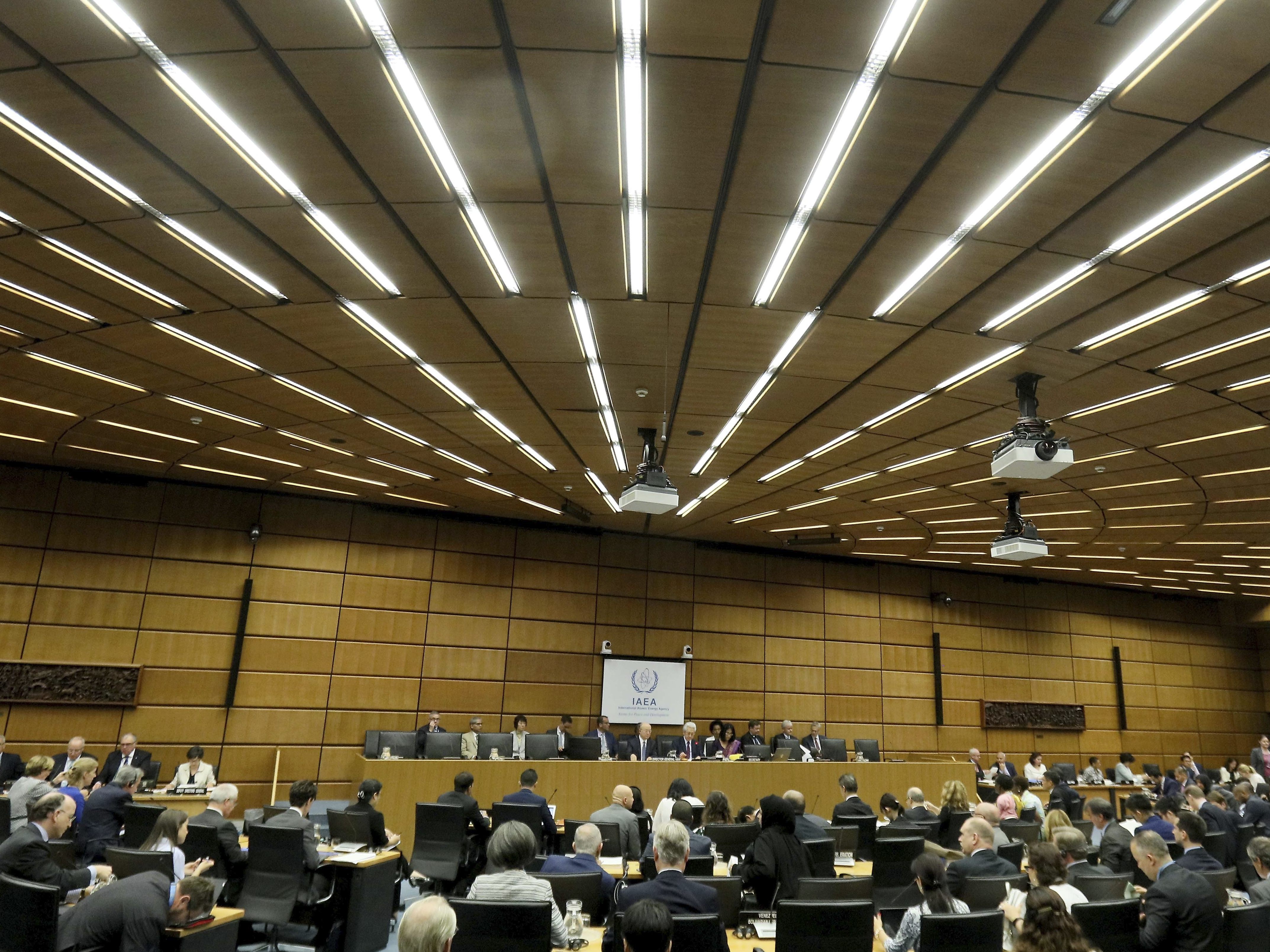 Eine Sitzung der IAEA im Vienna Interntional Center. In Wien wurden vor der Pandemie viele Kongresse und Tagungen abgehalten.