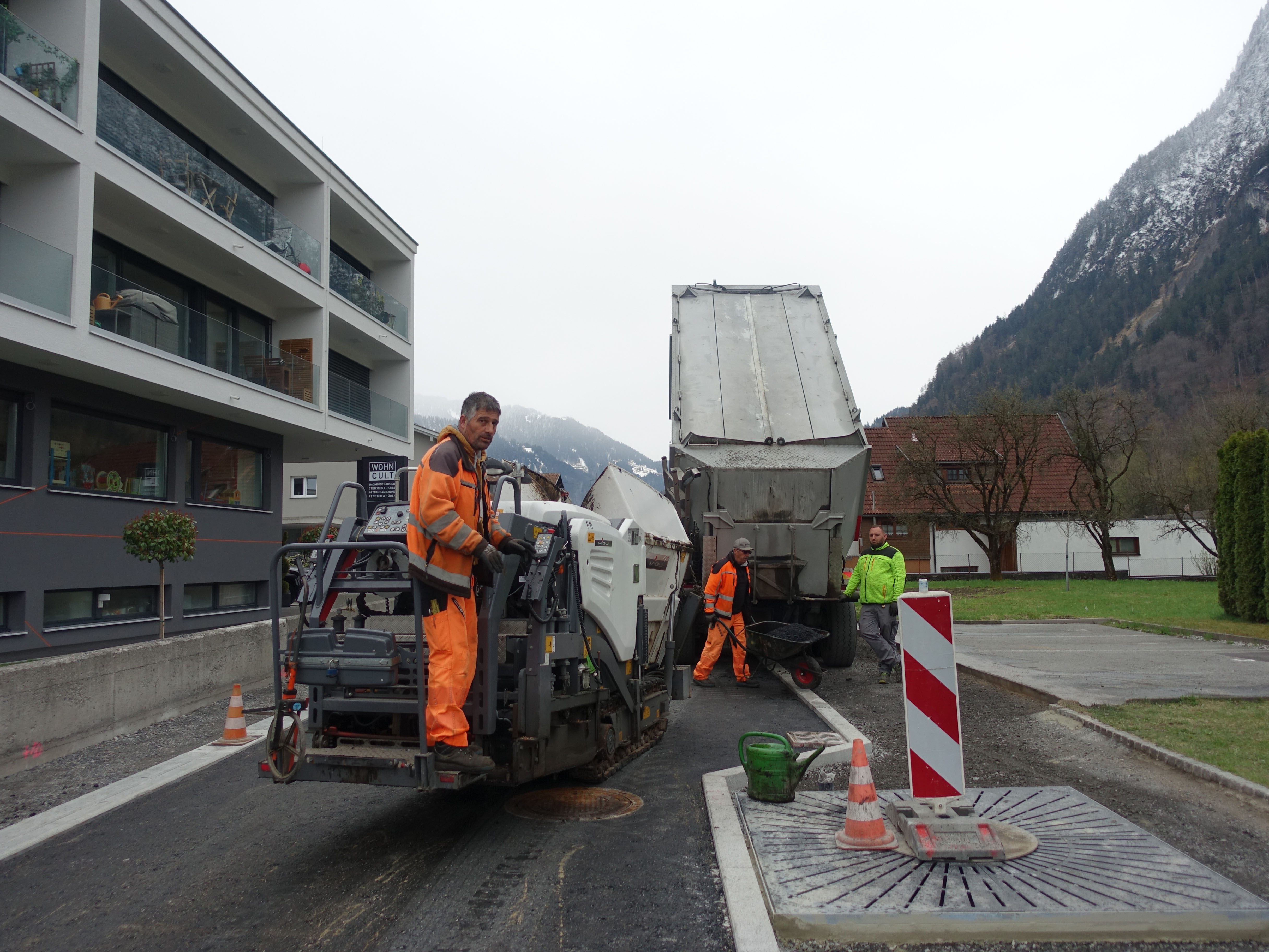 In der Bludenzer Klarenbrunnstraße stehen die letzten Asphaltierungsarbeiten an In der Bludenzer Klarenbrunnstraße stehen die letzten Asphaltierungsarbeiten an