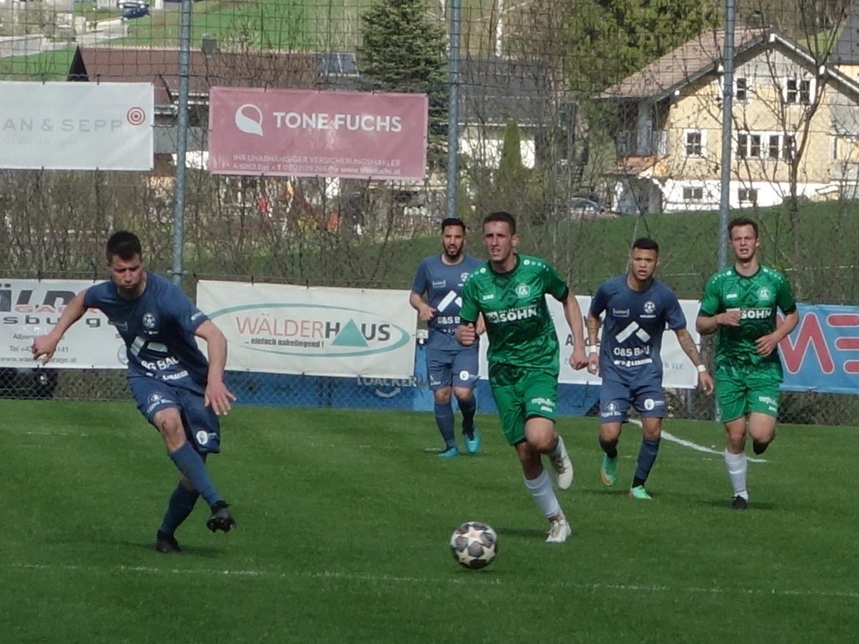 Für Marcelo Theisen (li.) und Metin Batir (hinten) ist das Derby von besonderer Bedeutung.