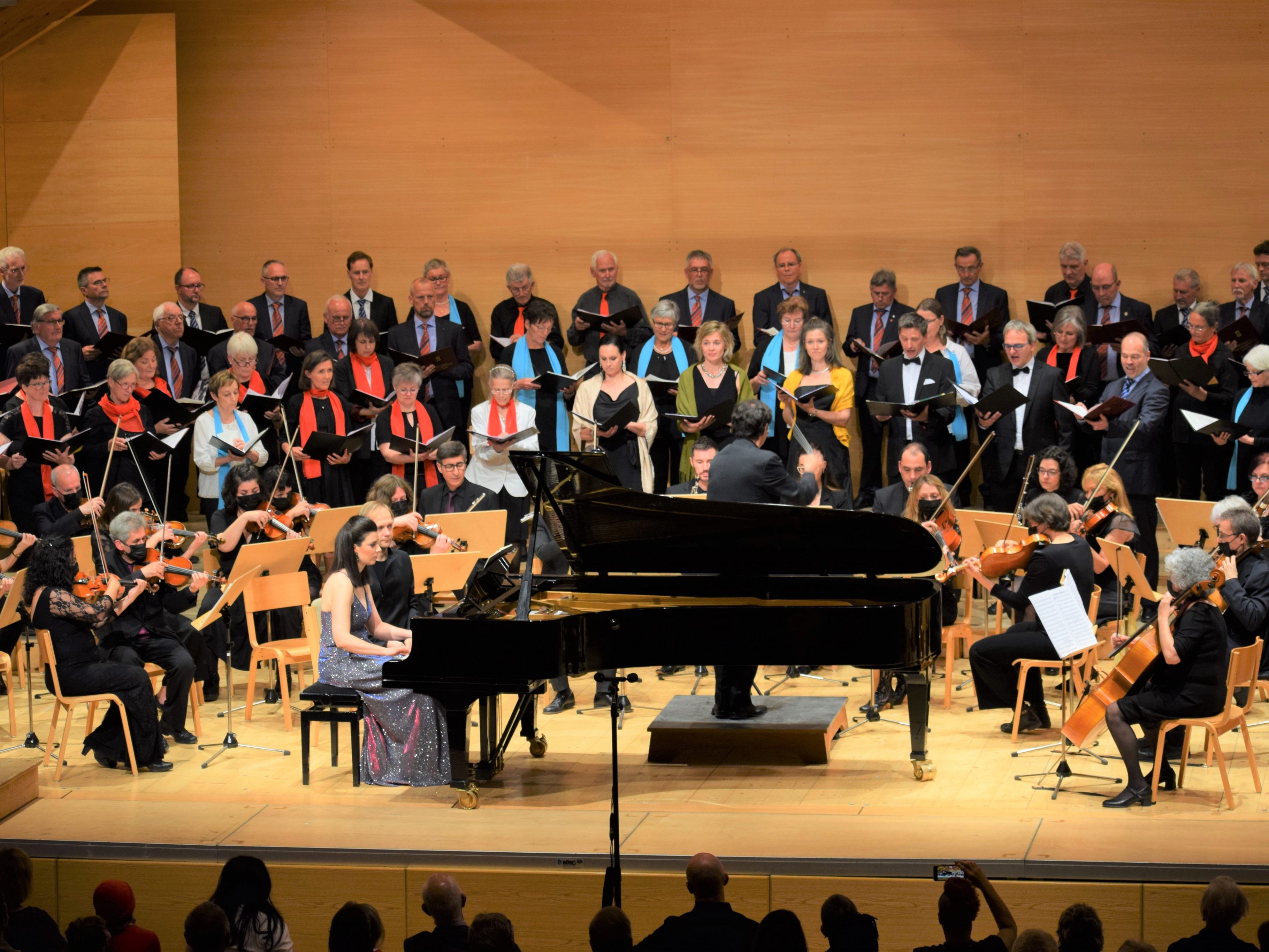 150 Mitwirkende sangen und spielten bei dem Benefizkonzert für Ärzte ohne Grenzen. 150 Mitwirkende sangen und spielten bei dem Benefizkonzert für Ärzte ohne Grenzen.