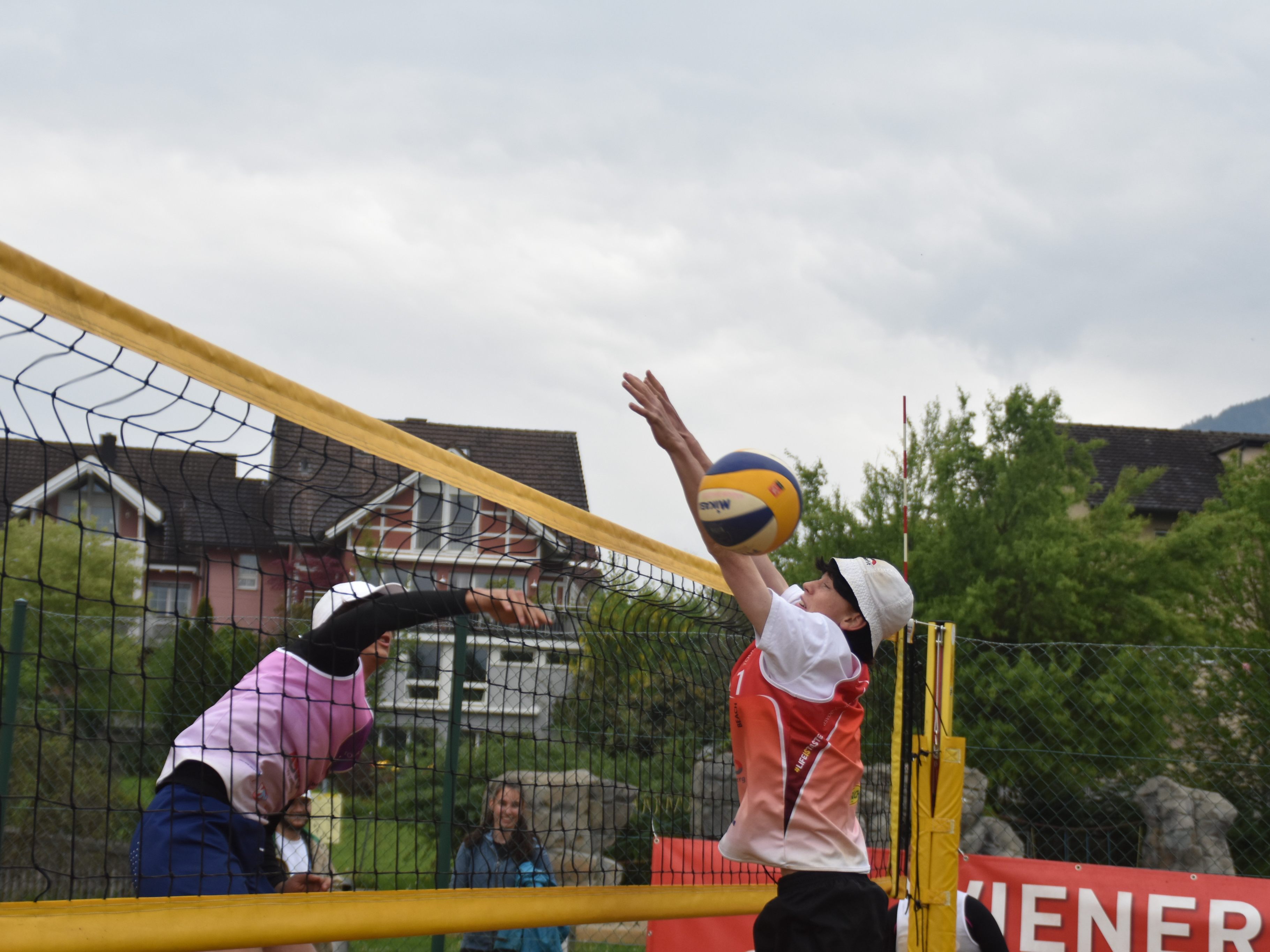Gekämpft wird um jeden Ball