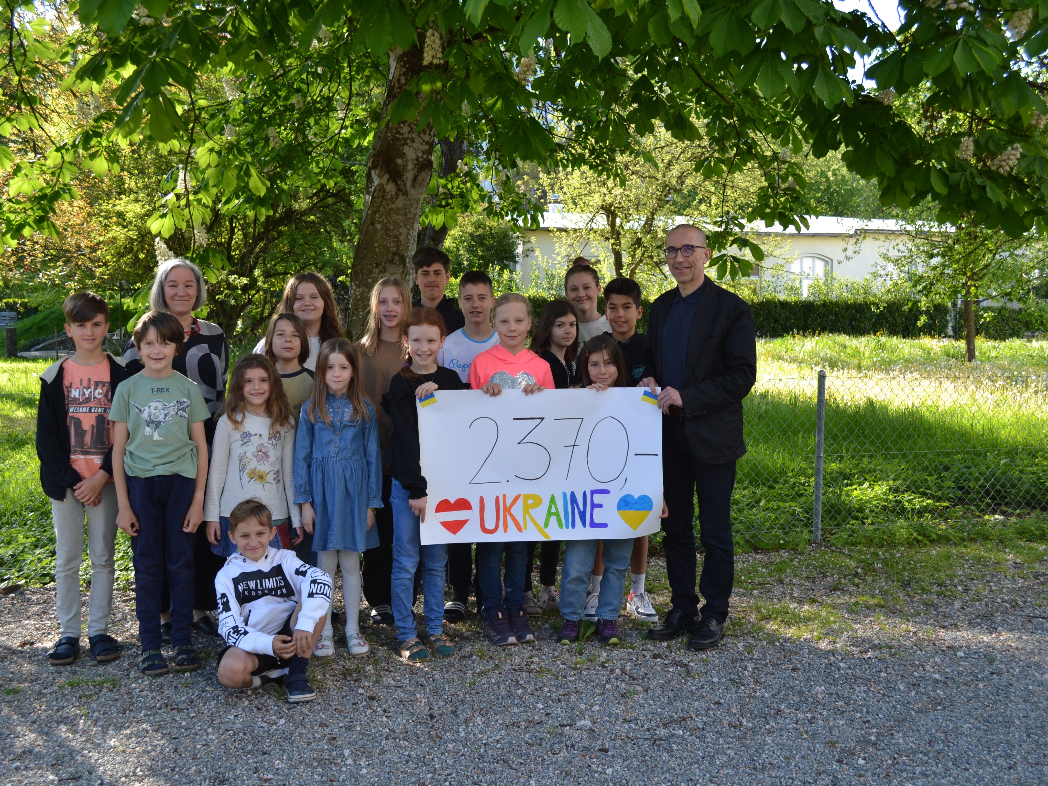 Schüler:innen der Freien Montessori Schule Altach mit Direktorin Heidi Haas und Caritasdirektor Walter Schmolly . Schüler:innen der Freien Montessori Schule Altach mit Direktorin Heidi Haas und Caritasdirektor Walter Schmolly .