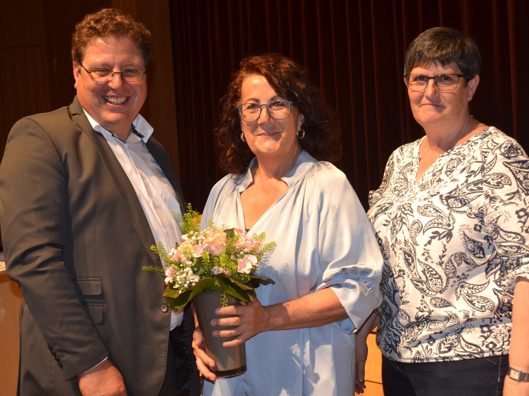Obmann Frank Stecher und Kassierin Brigitte Latzer konnten der Vize-Obfrau Brigitte Olschnögger für 40 Jahre im Vorstand gratulieren und danken. Obmann Frank Stecher und Kassierin Brigitte Latzer konnten der Vize-Obfrau Brigitte Olschnögger für 40 Jahre im Vorstand gratulieren und danken.