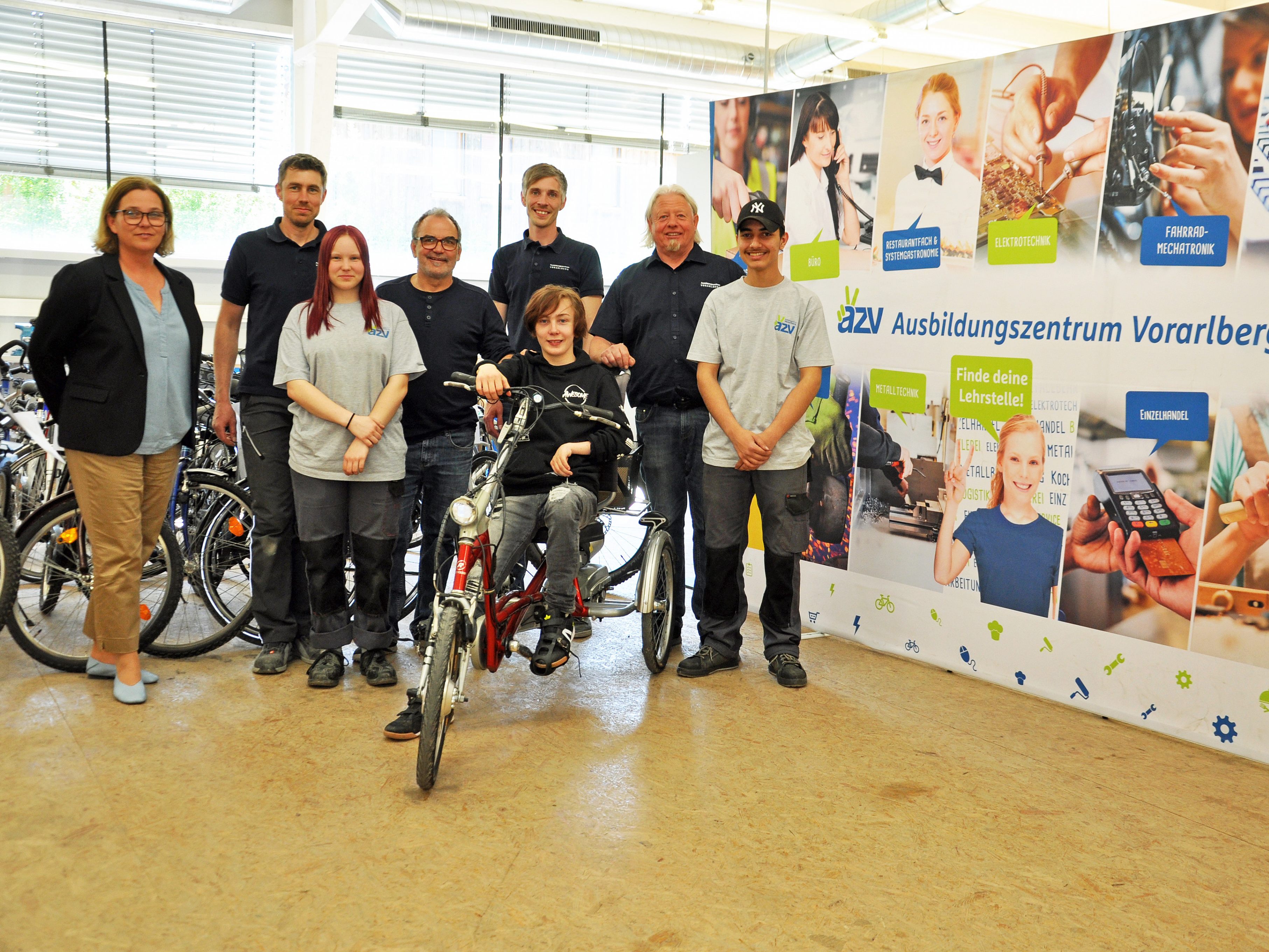 Die Übergabe des adaptierten E-Bikes fand in der Fahrradmechatronik-Werkstatt im AZV in Hohenems statt.
