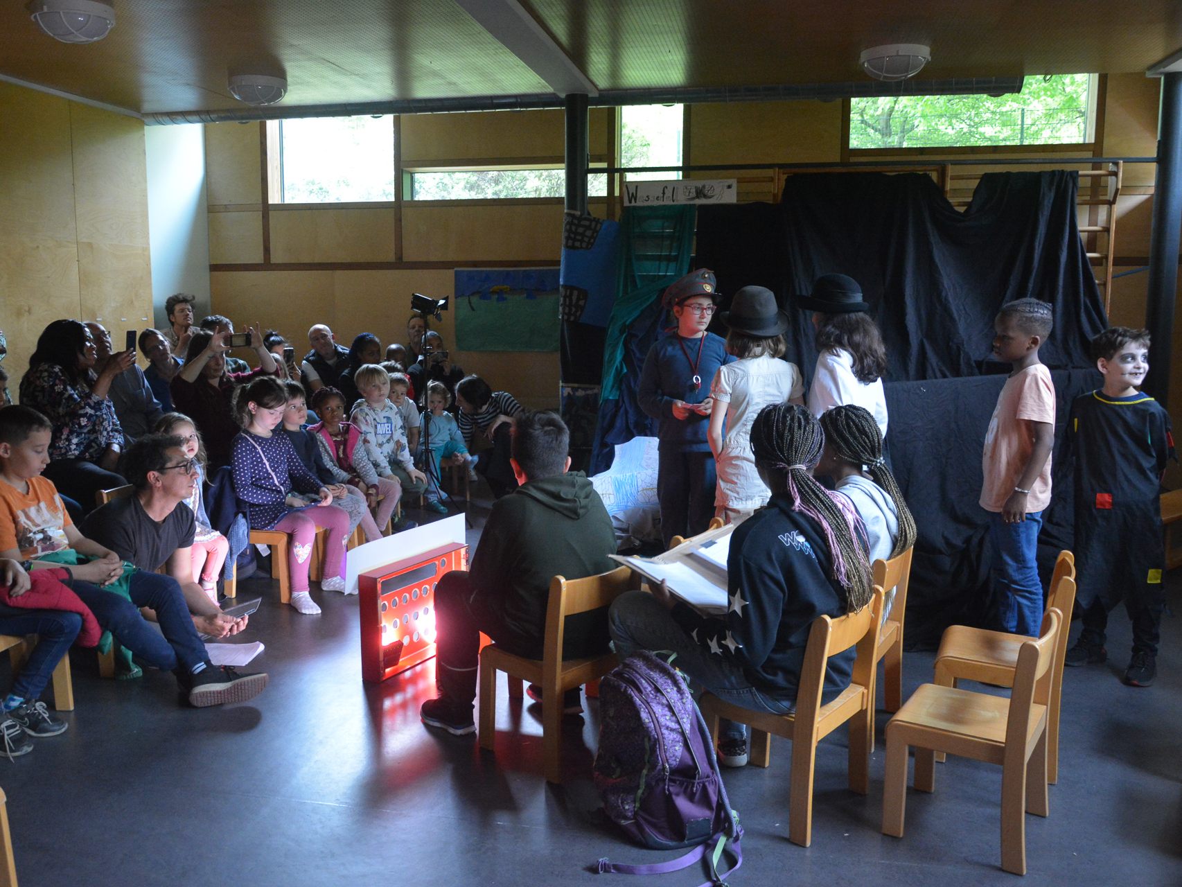 Die "Theaterstars" führten am Donnerstag ihr eigens geschriebenes Theaterstück im ehemaligen Kindergarten der Hannes-Grabher-Siedlung auf. Die "Theaterstars" führten am Donnerstag ihr eigens geschriebenes Theaterstück im ehemaligen Kindergarten der Hannes-Grabher-Siedlung auf.