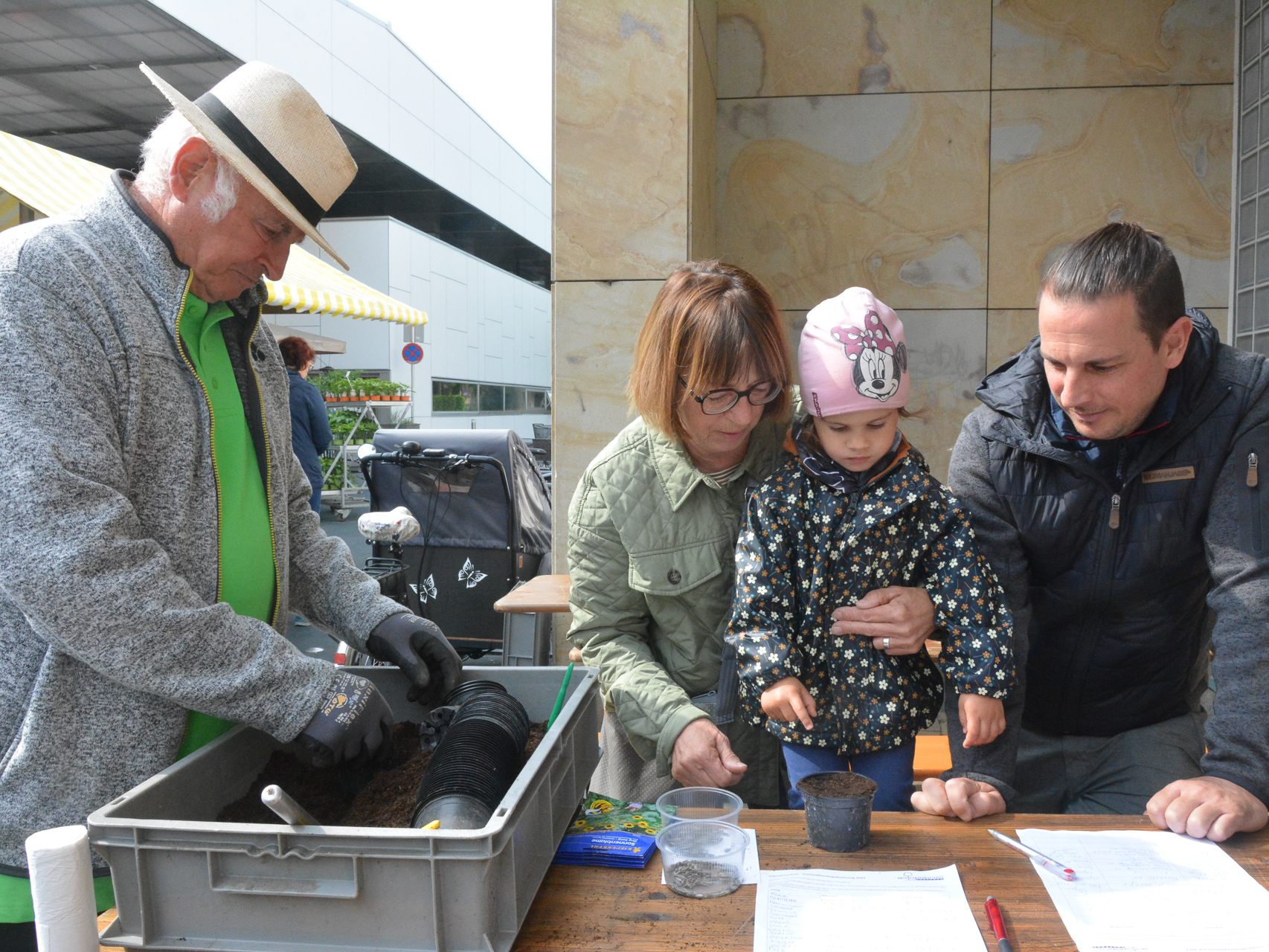 Der Obst- und Gartenbauverein pflanzte mit Kindern Sonnenblumen. Der Obst- und Gartenbauverein pflanzte mit Kindern Sonnenblumen.