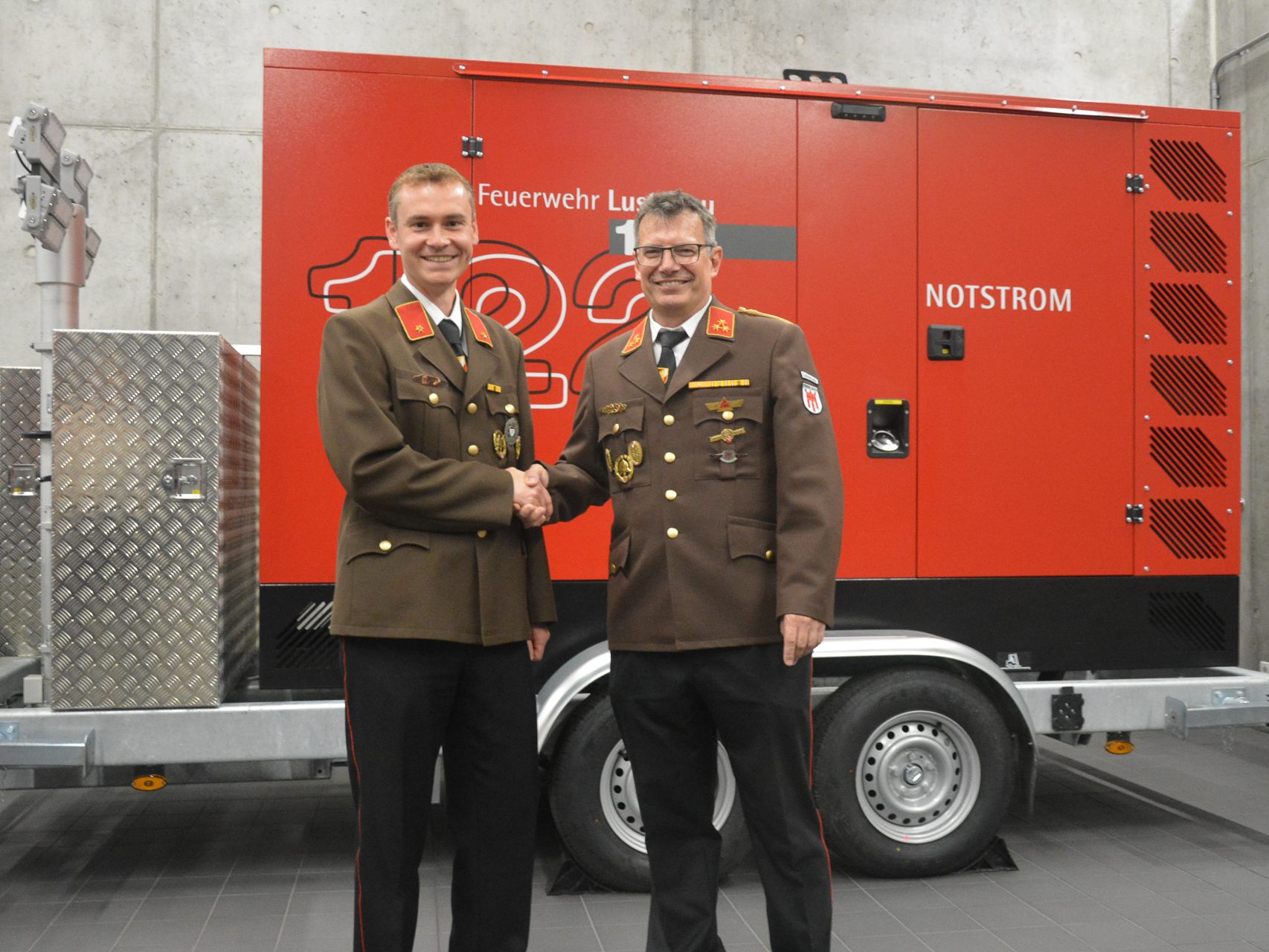 Jürgen Hämmerle (links) übernimmt von Dietmar Hollenstein (rechts) das Amt des Feuerwehrkommandanten.