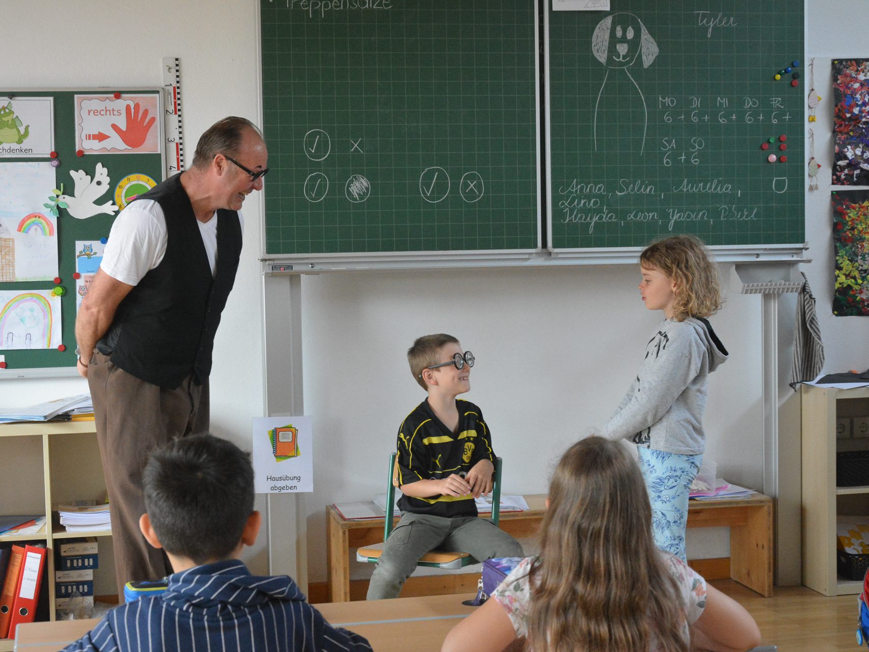 Clown Thiemo Dalpra übte mit den Volksschulkindern im Hasenfeld höfliche Umgangsformen. Clown Thiemo Dalpra übte mit den Volksschulkindern im Hasenfeld höfliche Umgangsformen.