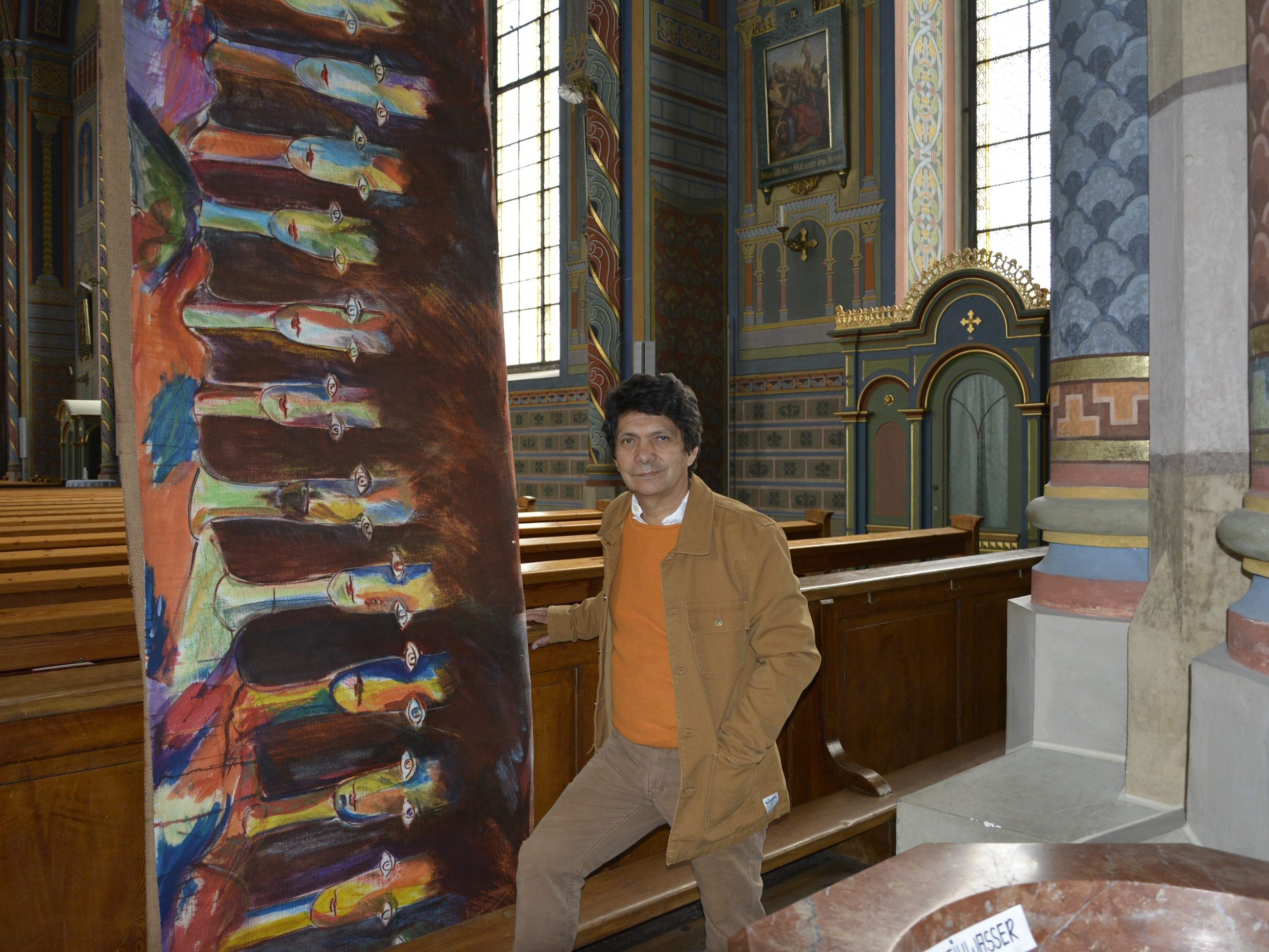 Danilo Ortiz lebt in Arbogast – seine Kunstinstallationen sind derzeit in der Pfarrkirche Hatlerdorf ausgestellt.