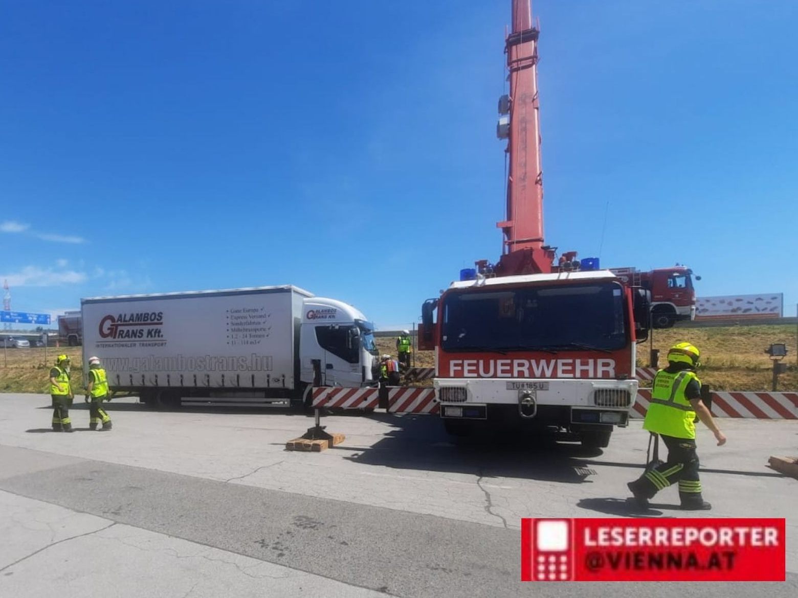 Ein Vienna.at-Leserreporter fotografierte den LKW-Unfall auf der A2 bei Wiener Neudorf am Dienstag.