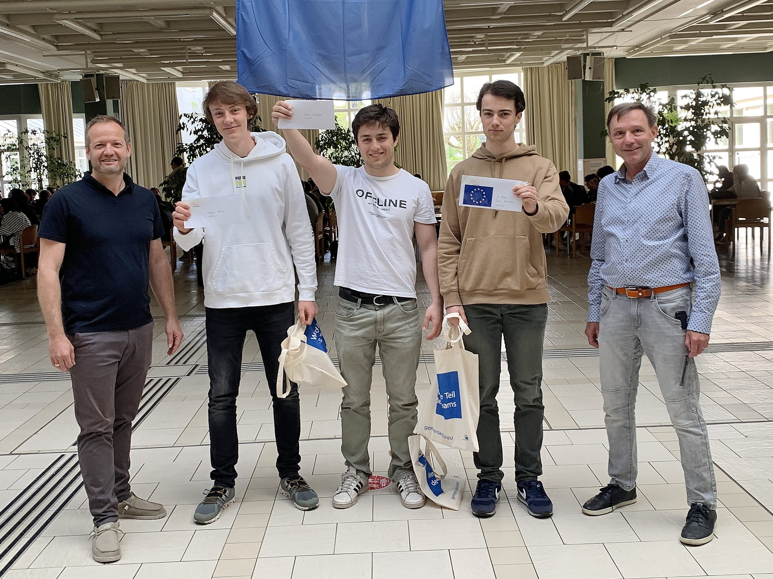 Direktor Michael Grünwald (re.) und Norbert Lenz (li.) gratulierten den Gewinnern der Europaquiz-Schulausscheidung, Paul Hartmann, Moritz Schneider und Gabriel Böhler.
