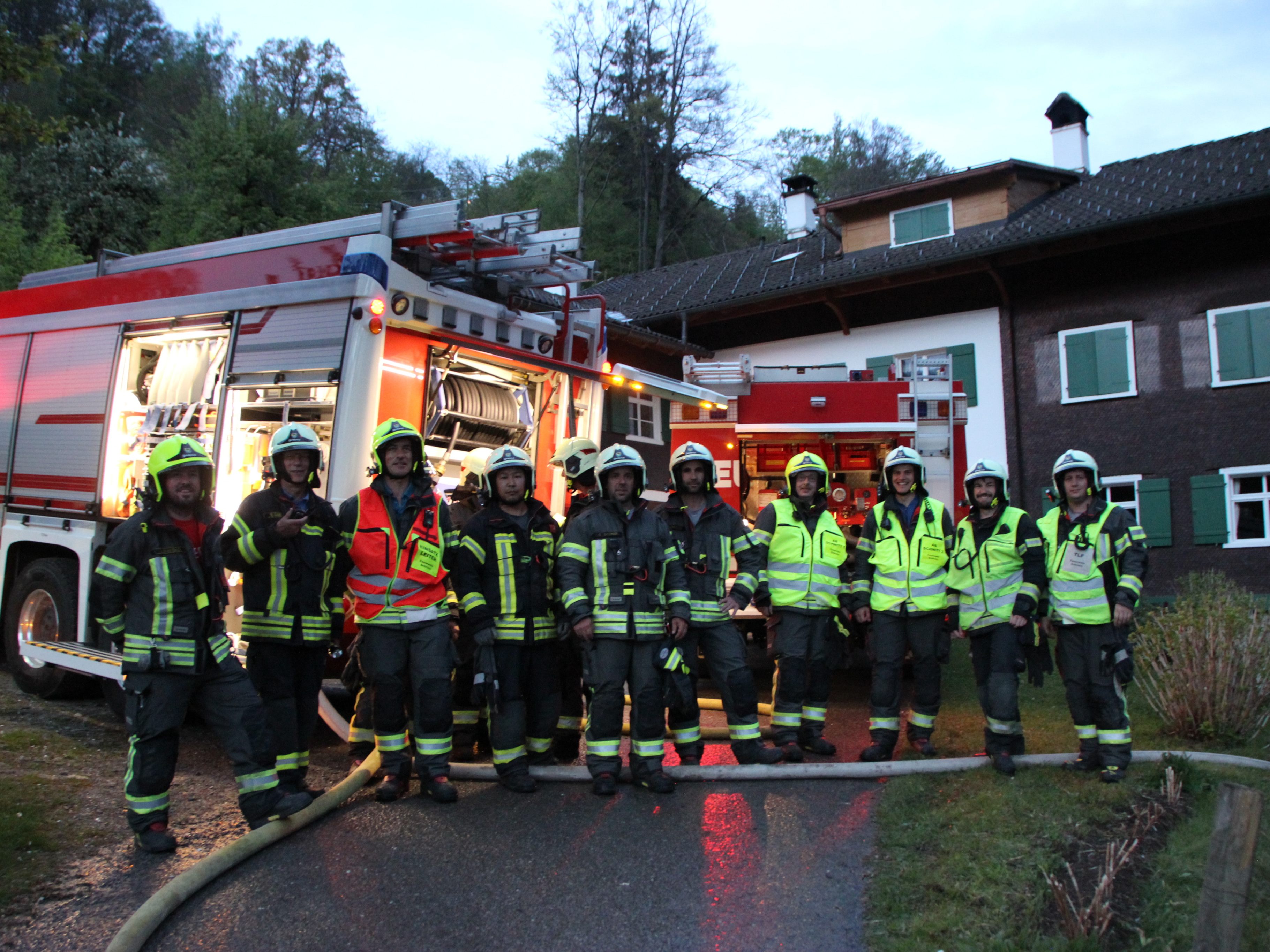 Die Kameraden der Ortsfeuerwehr Schruns sind sichtlich erleichtert, den Brandherd bei der Übung schnell und erfolgreich löschen konnten. Die Kameraden der Ortsfeuerwehr Schruns sind sichtlich erleichtert, den Brandherd bei der Übung schnell und erfolgreich löschen konnten.