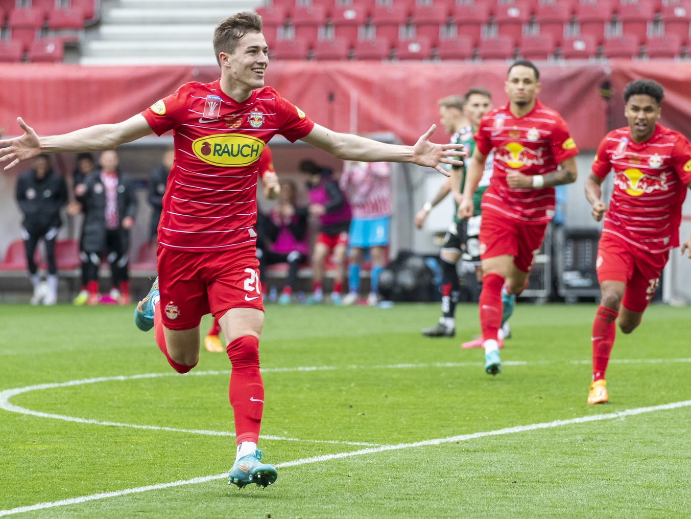 Luka Sucic brachte Salzburg mit seinem Traumtor auf die Siegerstraße. Luka Sucic brachte Salzburg mit seinem Traumtor auf die Siegerstraße.