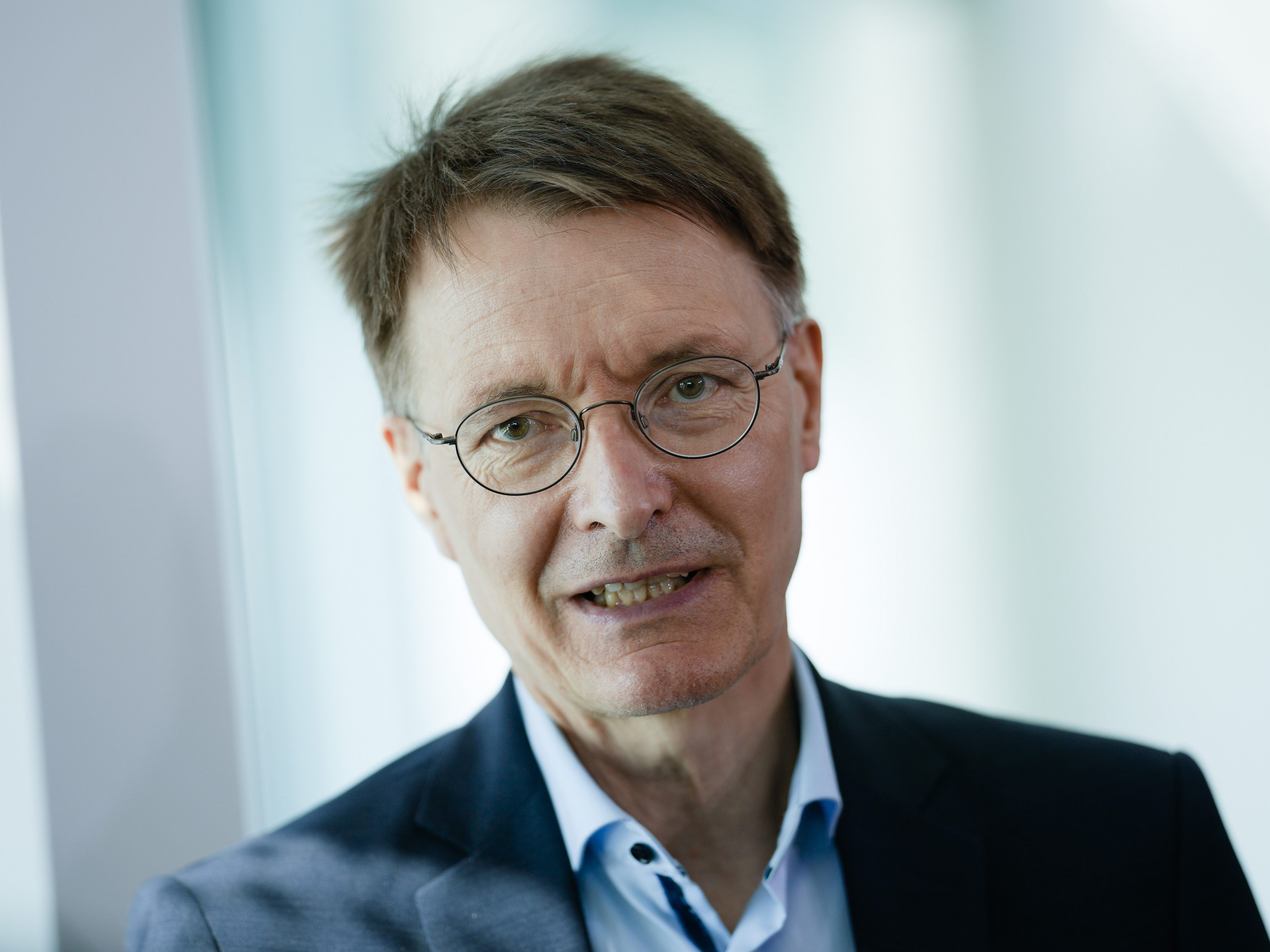 Der deutsche Gesundheitsminister Karl Lauterbach möchte ab 1. Juni die Corona-Einreiseregeln nach Deutschland lockern.