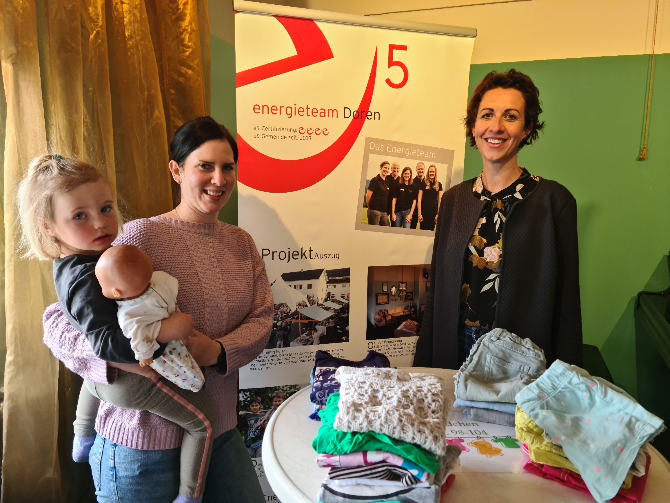 Greta, Julia und Ines freuen sich über die gelungene Kinder-Kleidungs-Tausch-Aktion