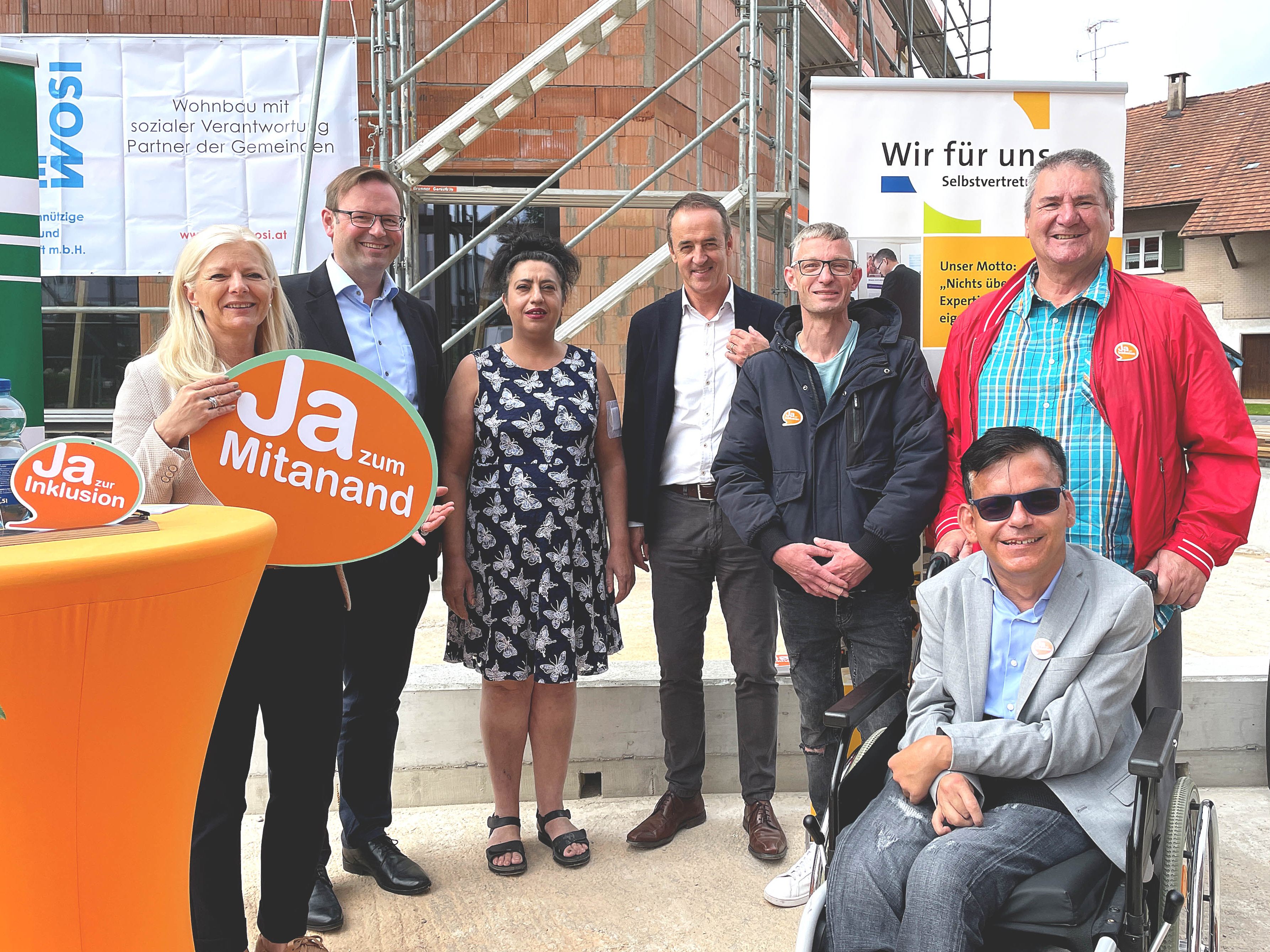 (v.l.n.r.) Michaela Wagner-Braito, Geschäftsführerin der Lebenshilfe Vorarlberg, Daniel Steinhofer, Vizebürgermeister Lustenau, Ayfer Secilmis (Selbstvertreterin der Lebenshilfe Vorarlberg), Hans-Peter Lorenz, Geschäftsführer VOGEWOSI, Robert Wilhelm, Klaus Brunner und Siegfried Glössl (alle Selbstvertreter der Lebenshilfe Vorarlberg)